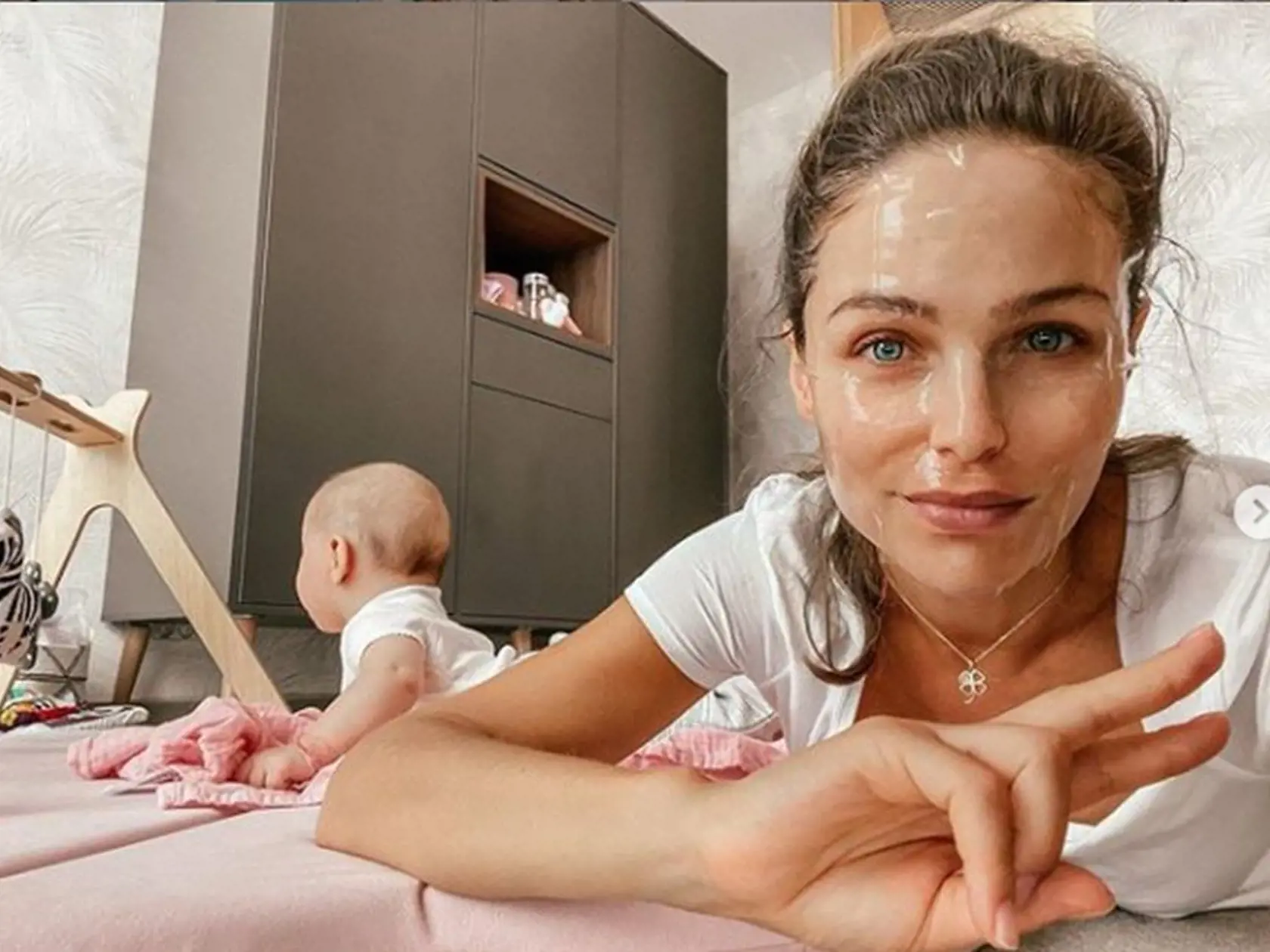 Relax s Bellou a šup na tvár nejakú masku, možno je z nejakej zdravej zeleniny.
