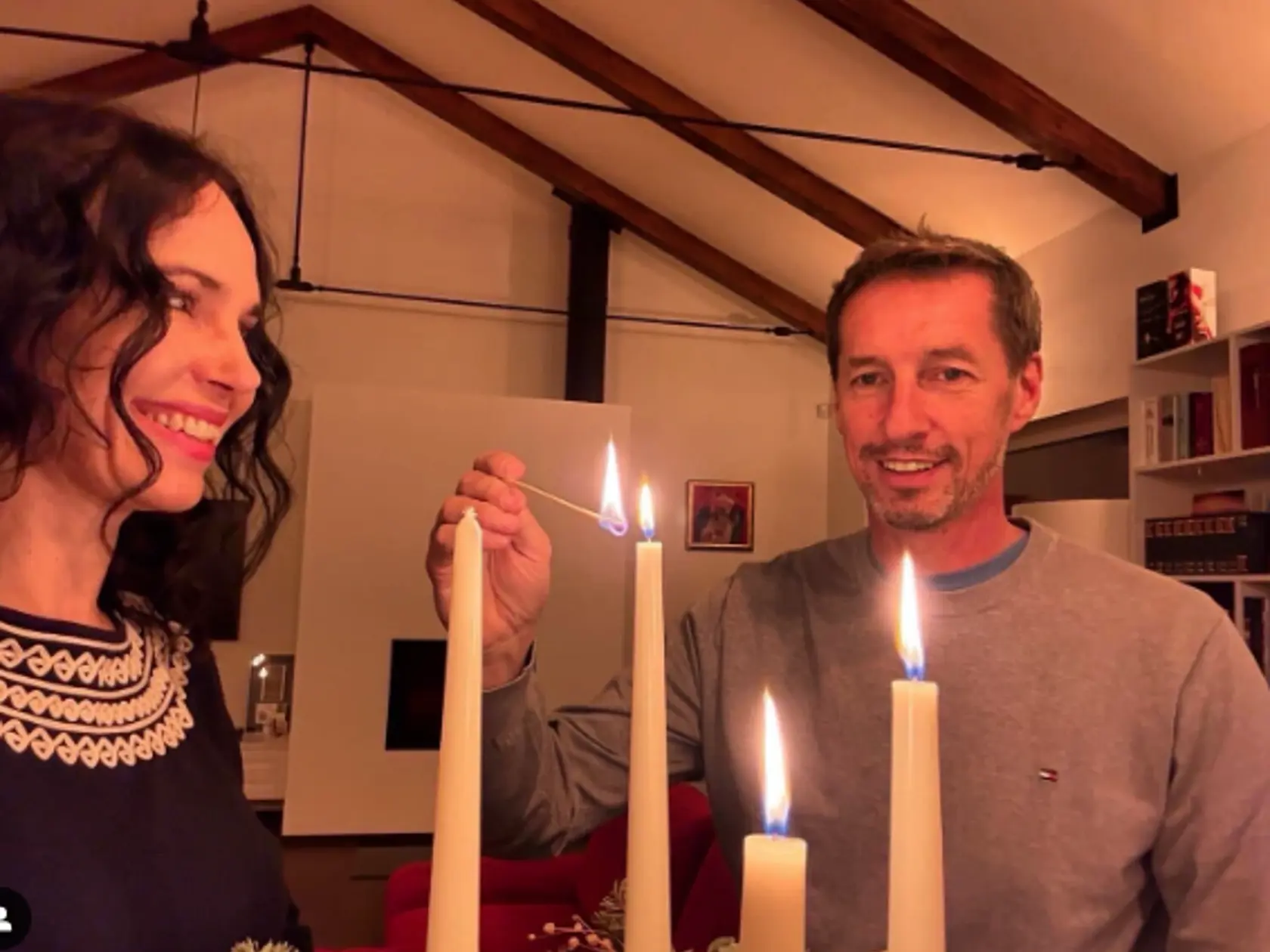 Predseda KDH Milan Majerský s manželkou a europoslankyňou Miriam Lexmann (KDH) spoločne odpálili tretiu adventnú sviecu. „Pri zapaľovaní tretej adventnej sviece, sa zamýšľame nad hlbokou radosťou, ktorú nám prináša príchod Krista. Táto radosť nie je povrchná, ale pramení z nádeje a viery v spravodlivosť, pokoj a slobodu pre všetkých ľudí,“ zveril sa predseda KDH na sociálnej sieti Instagram.