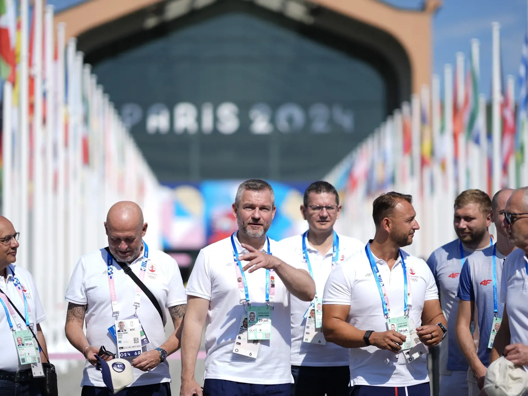 Slovenský prezident Peter Pellegrini (uprostred) a minister vnútra SR Matúš Šutaj Eštok (štvrtý vpravo) počas návštevy olympijskej dediny na XXXIII. letných olympijských hrách v nedeľu 29. júla 2024 v Paríži.