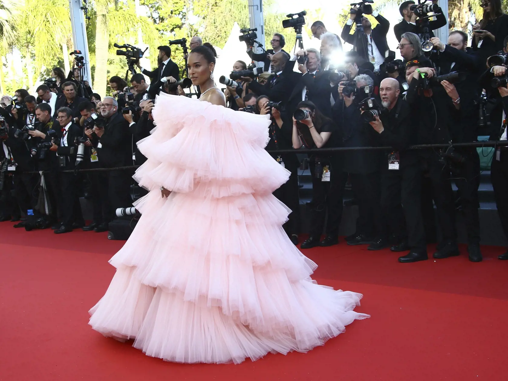 KK46 Cannes - Modelka Cindy Bruna pózuje počas príchodu na premiéru filmu  Armageddon Time v rámci 75. ročníka medzinárodného filmového festivalu vo francúzskom Cannes 19. mája 2022. FOTO TASR/AP
Cindy Bruna poses for photographers upon arrival at the premiere of the film 'Armageddon Time' at the 75th international film festival, Cannes, southern France, Thursday, May 19, 2022. (Photo by Joel C Ryan/Invision/AP)