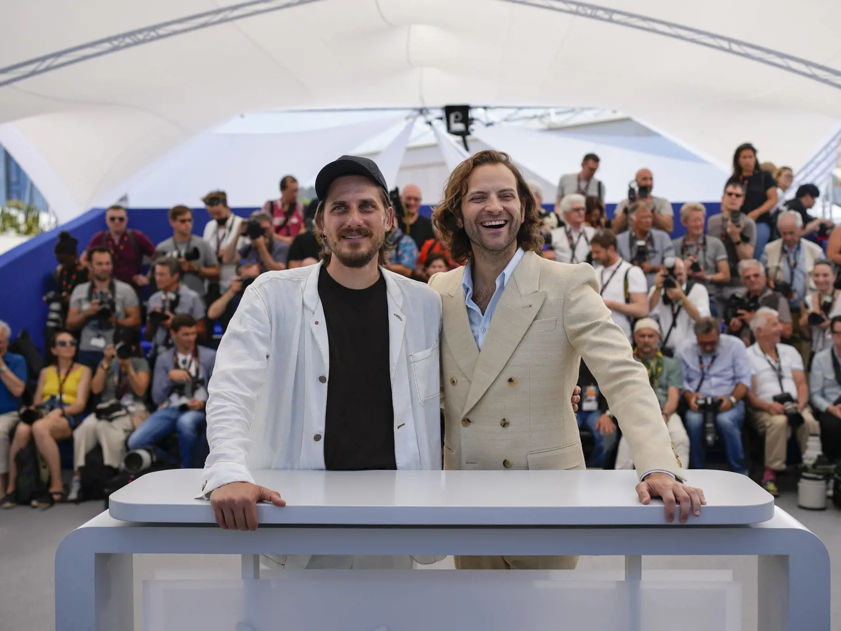JB 31 Cannes - Herci Luca Marinelli (vľavo) a Alessandro Borghi pózujú fotografom počas fototermínu k filmu 'The Eight Mountains' na 75. ročníku Medzinárodného filmového festivalu v Cannes 19. mája 2022. FOTO TASR/AP