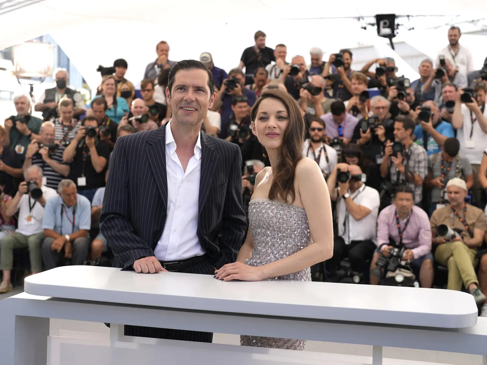 JB 59 Cannes - Herci Marion Cotillardová (vľavo) a Melvil Poupaud pózujú fotografom počas fototermínu k filmu ''Brother and Sister' na 75. ročníku Medzinárodného filmového festivalu v Cannes 21. mája 2022. FOTO TASR/AP