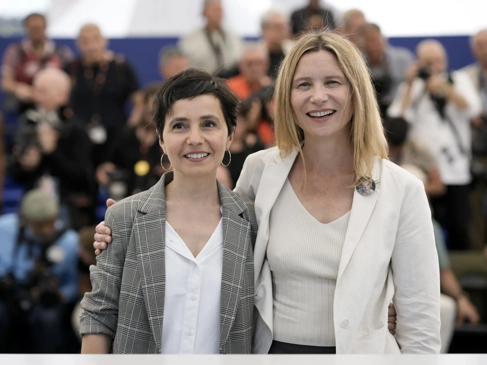 JB 27 Cannes - Režisérka Lucie Cariesová (vpravo) a herečka Clementine Deroudilleová pózujú fotografom počas fototermínu k filmu 'Romy, A Free Woman' na 75. ročníku Medzinárodného filmového festivalu v Cannes 19. mája 2022. FOTO TASR/AP