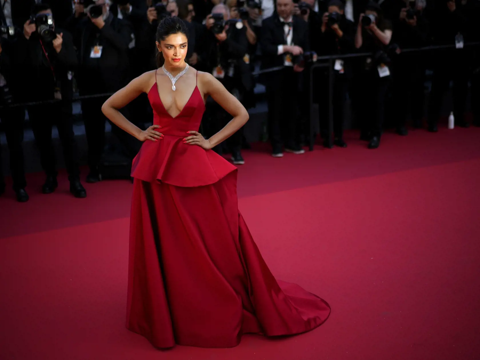 KK43 Cannes - Členka poroty Deepika Padukoneová pózuje počas príchodu na premiéru filmu  Armageddon Time v rámci 75. ročníka medzinárodného filmového festivalu vo francúzskom Cannes 19. mája 2022. FOTO TASR/AP