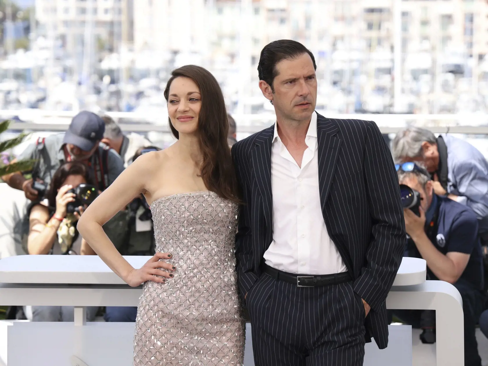 JB 60 Cannes - Herci Marion Cotillardová (vľavo) a Melvil Poupaud pózujú fotografom počas fototermínu k filmu ''Brother and Sister' na 75. ročníku Medzinárodného filmového festivalu v Cannes 21. mája 2022. FOTO TASR/AP