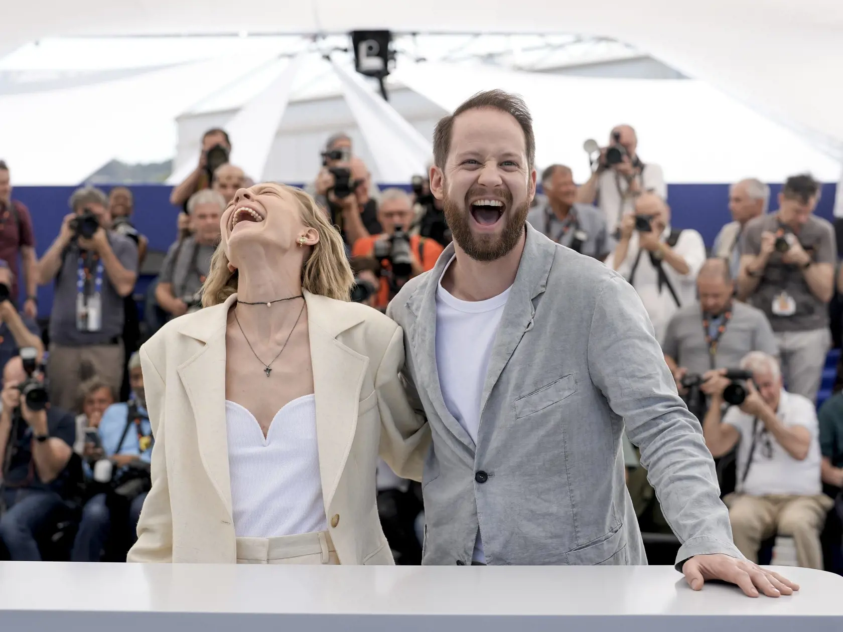 KK8 Cannes - Herci Aljona Michajlova a Odin Lund Biron pózujú počas fototermínu k filmu Čajkovského manželka v rámci 75. ročníka medzinárodného filmového festivalu vo francúzskom Cannes 19. mája 2022. FOTO TASR/AP