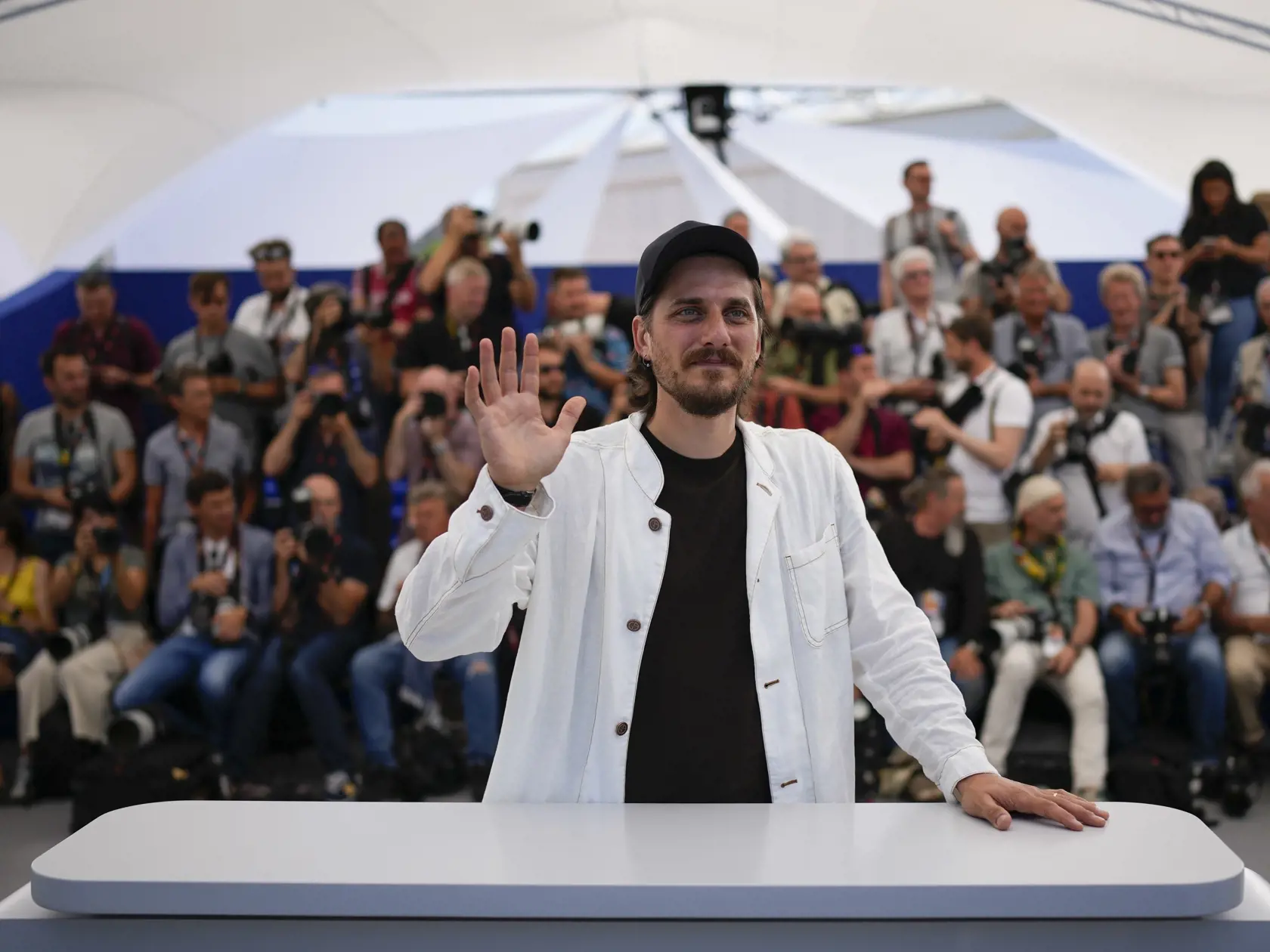 JB 30 Cannes - Herec Luca Marinelli pózuje fotografom počas fototermínu k filmu 'The Eight Mountains' na 75. ročníku Medzinárodného filmového festivalu v Cannes 19. mája 2022. FOTO TASR/AP
