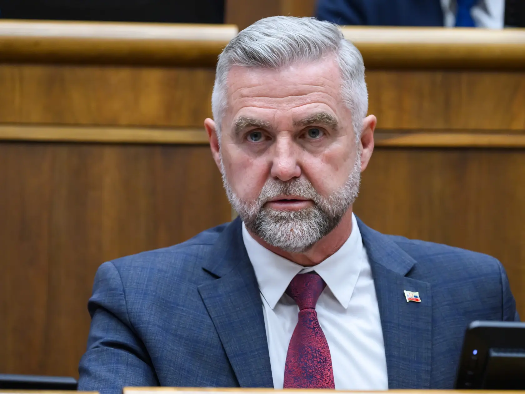 Parlament presunul na ďalšiu riadnu schôdzu opozičný návrh na vyslovenie nedôvery vláde, ako aj návrhy na odvolanie ministrov. Takisto poslanci odobrili, aby Národná rada (NR) SR rokovala počas aktuálnej schôdze aj v pondelok (14. 4.), hoci pondelky zvyčajne nie sú rokovacím dňom. Rozhodli o tom vo štvrtkovom hlasovaní.
