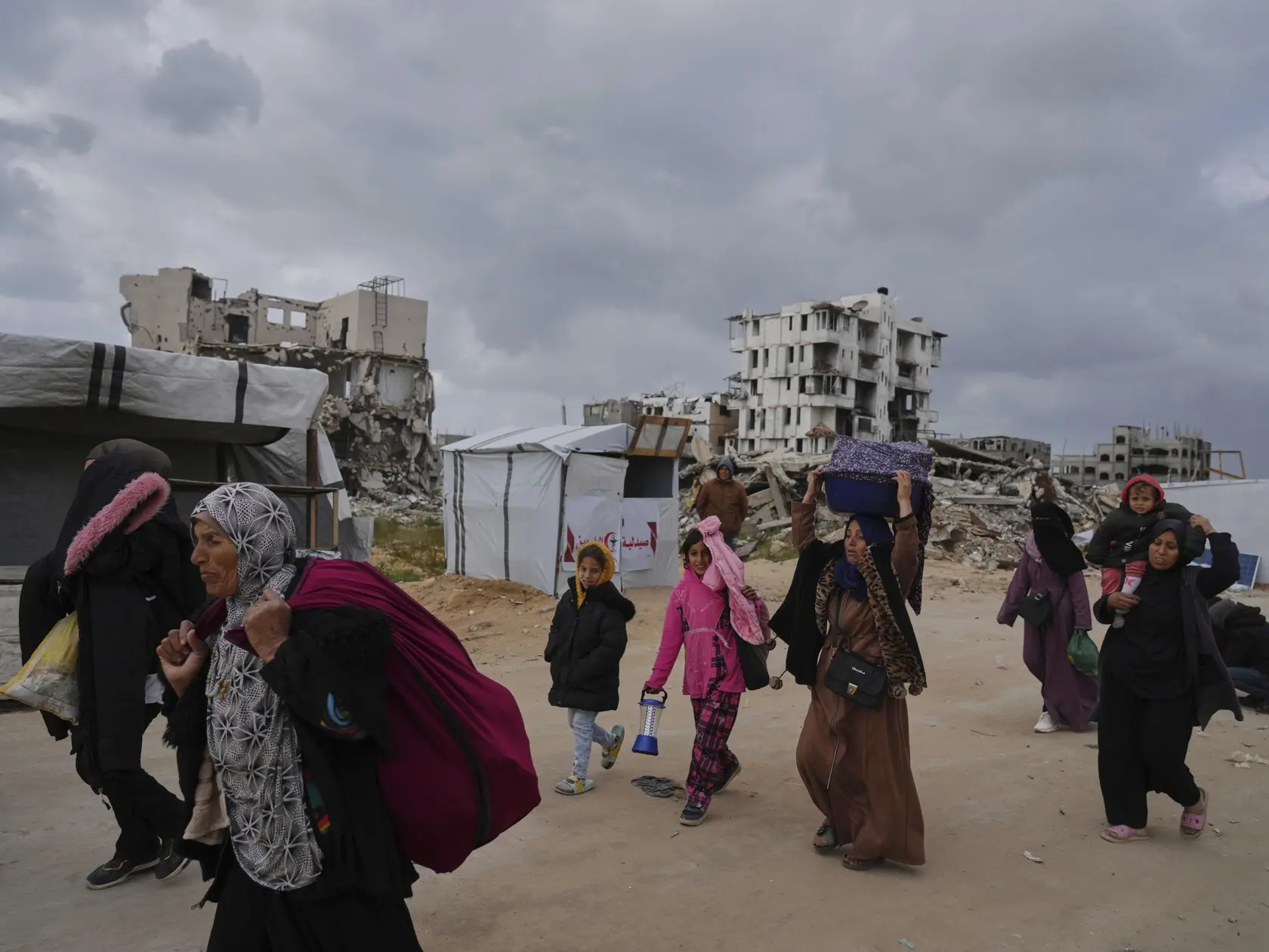 Vysídlení Palestínčania, ktorí si nesú svoje osobné veci, odchádzajú z predmestia Bajt Láhijá na juhu Pásma Gazy po obnovení pozemných operácií izraelskej armády v Pásme Gazy vo štvrtok 20. marca 2025.  Izraelská armáda vo štvrtok oznámila, že obnovila pozemnú operáciu v oblasti mesta Rafah na juhu Pásma Gazy, pričom pokračuje v aktivitách aj v iných častiach tejto palestínskej enklávy. Deň predtým informovala o začatí "obmedzenej" pozemnej operácie na severe Pásma Gazy.
