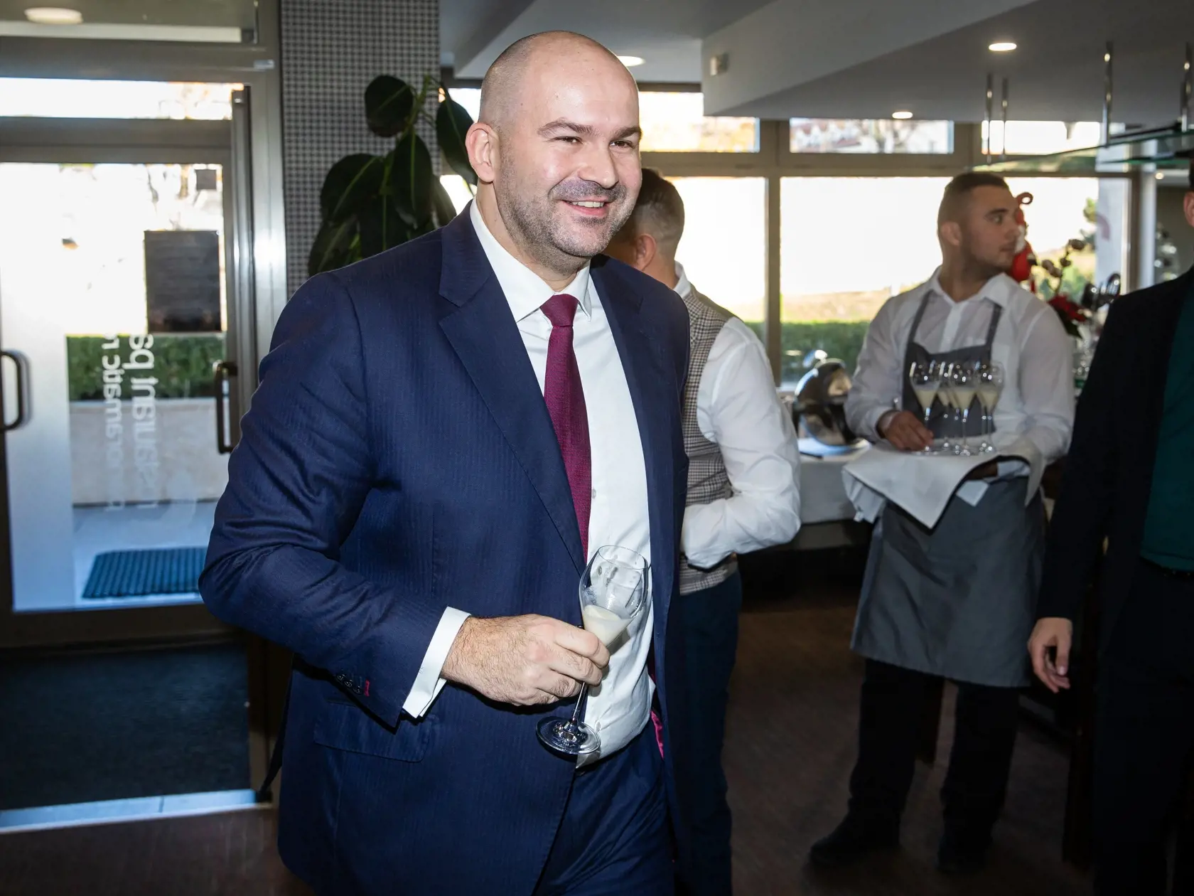 Pčolinský sa neštíti ničoho. Na kolegov s radosťou bonzuje.