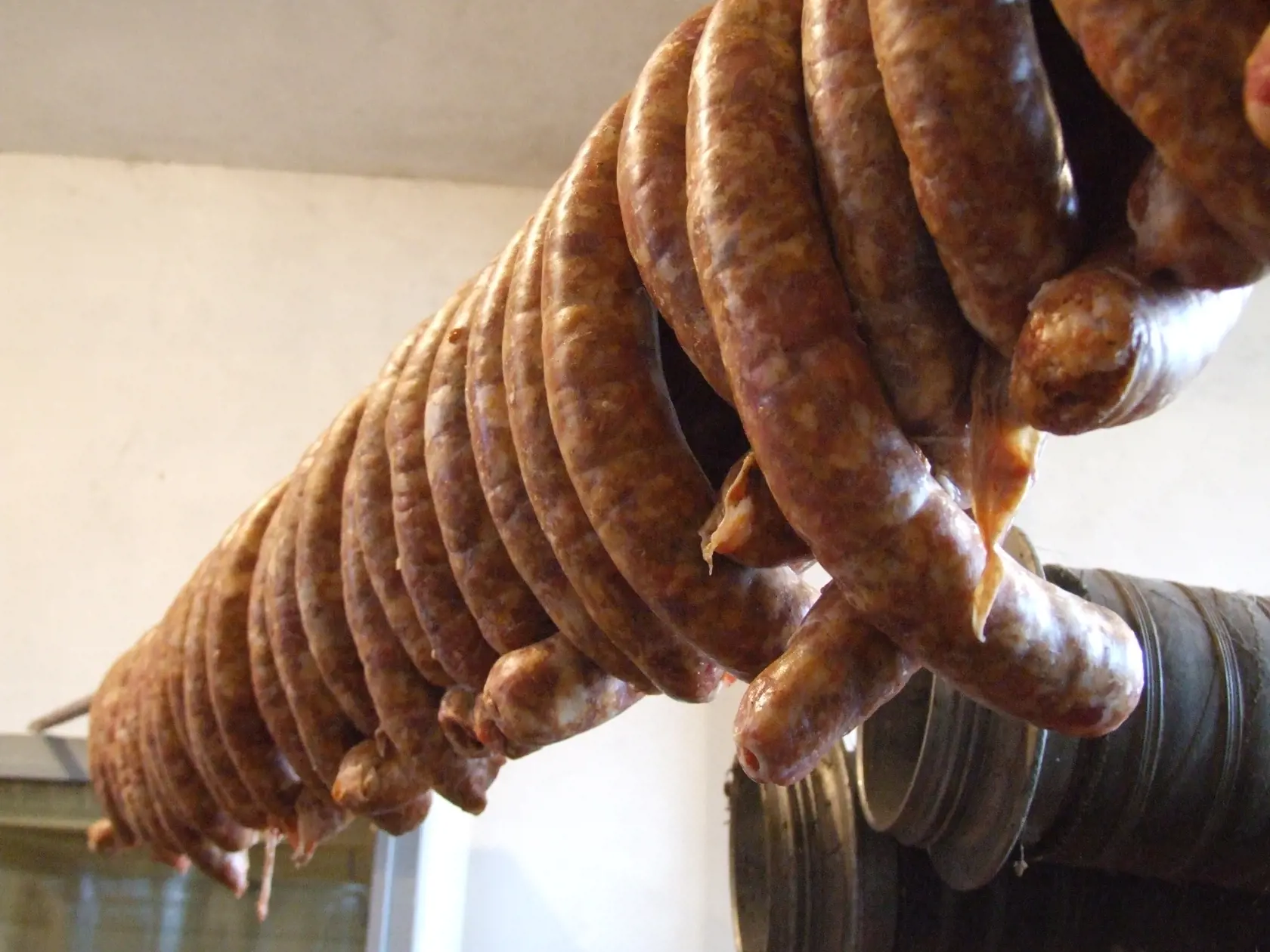U výrobcov sa prejaví zvýšená cena bravčového mäsa v priebehu marca a to približne na úrovni 15 až 18 percent. Zvyšovanie cien mäsa nemusí byť konečné.