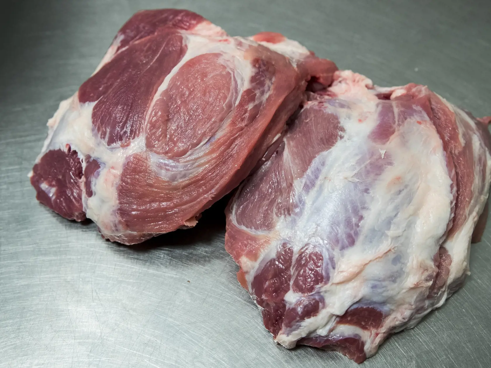 U výrobcov sa prejaví zvýšená cena bravčového mäsa v priebehu marca a to približne na úrovni 15 až 18 percent. Zvyšovanie cien mäsa nemusí byť konečné.