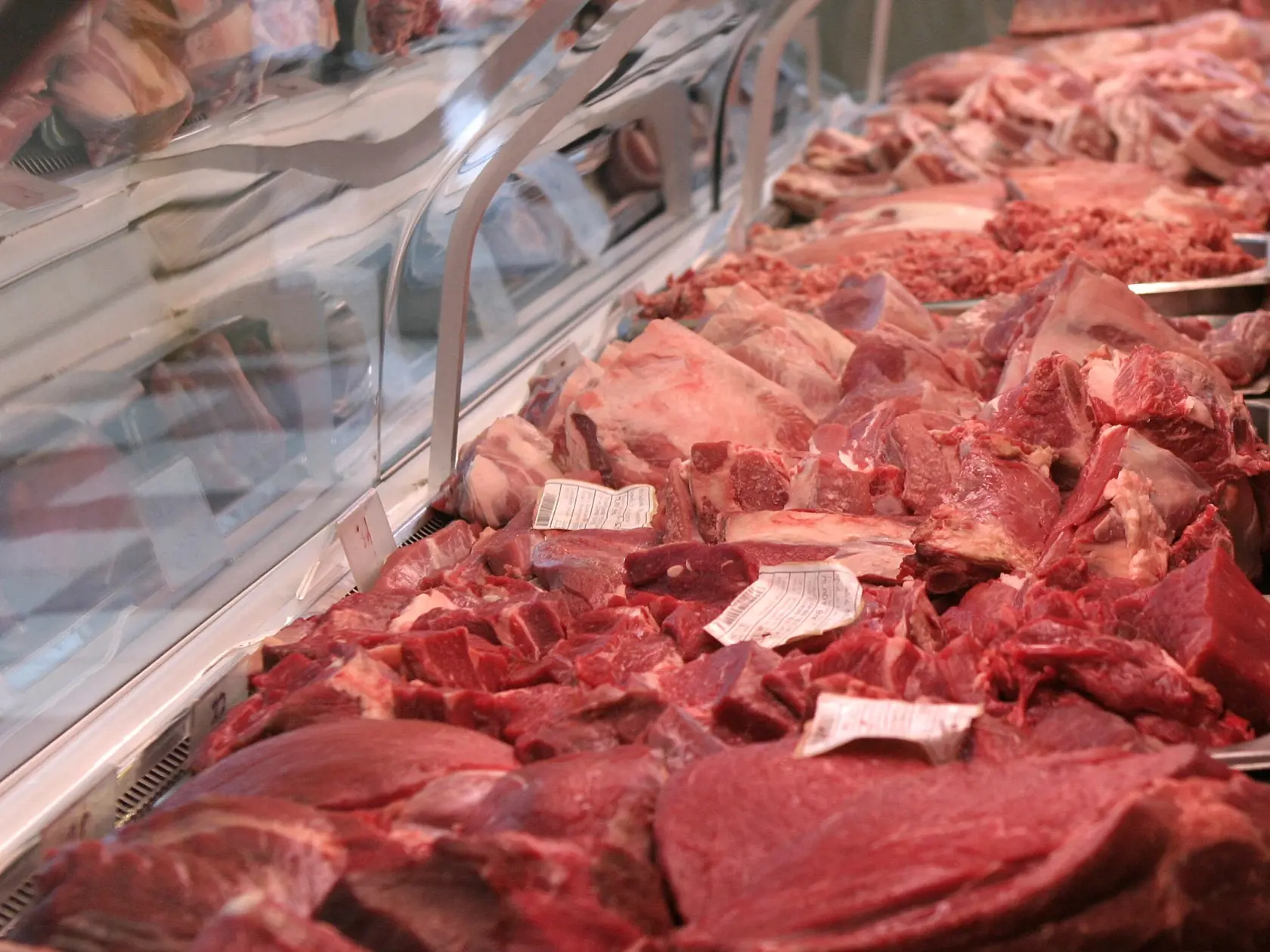 U výrobcov sa prejaví zvýšená cena bravčového mäsa v priebehu marca a to približne na úrovni 15 až 18 percent. Zvyšovanie cien mäsa nemusí byť konečné.