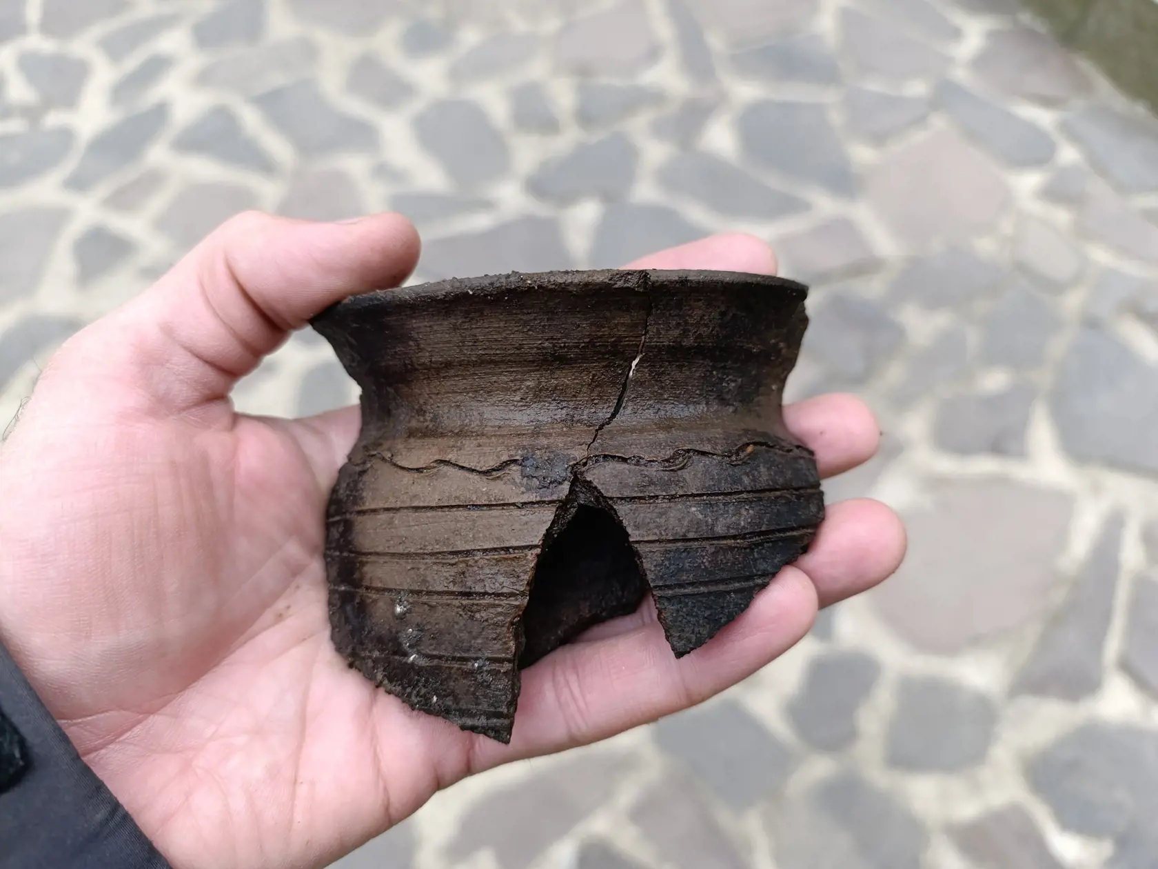 Pri výskume našli archeológovia aj takúto krásnu stredovekú keramiku. 