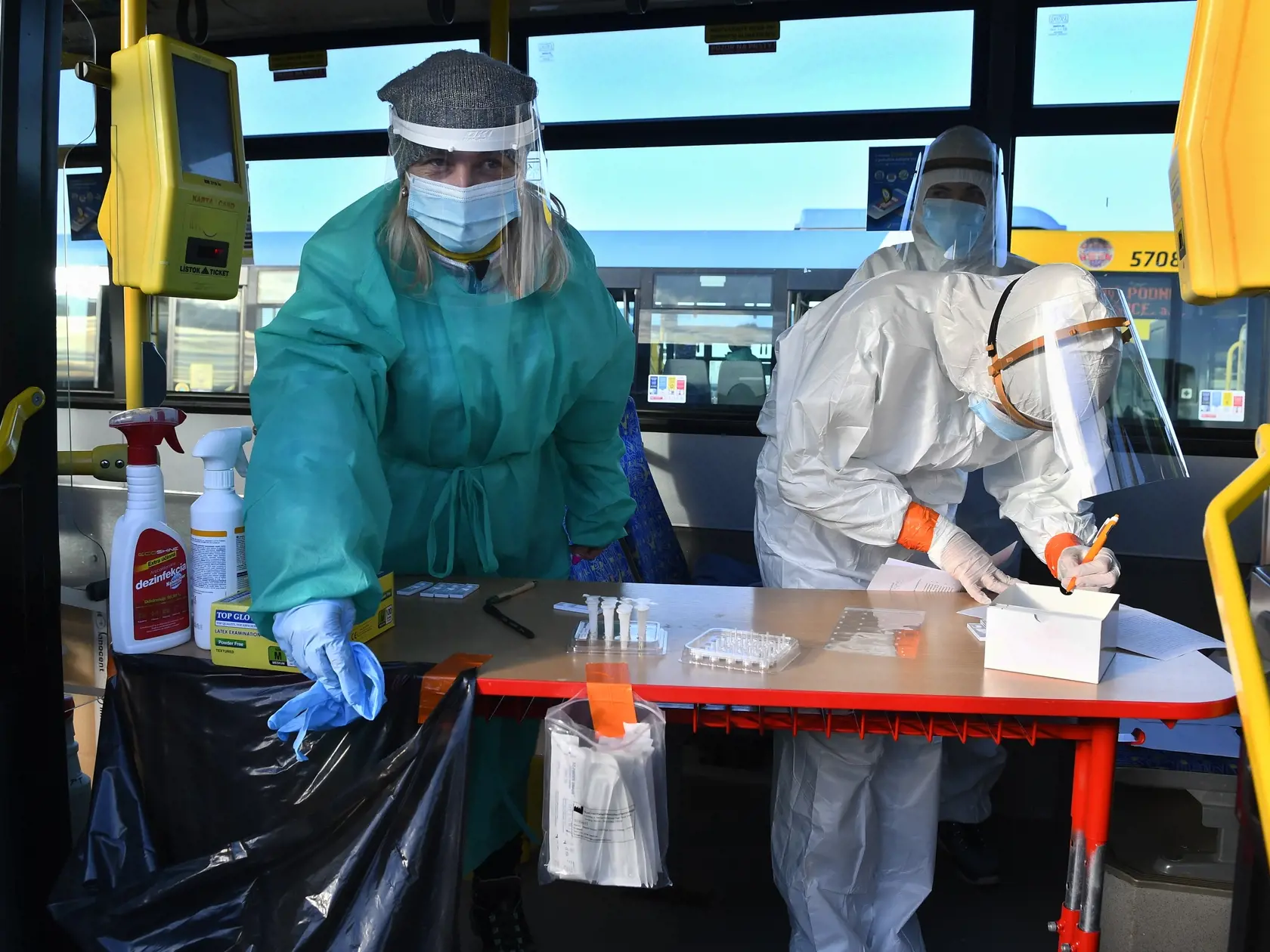 V 45 okresoch sa cez víkend (7. a 8. 11.) uskutoční plošné testovanie obyvateľov na ochorenie COVID-19. V sobotu by sa malo testovať na 2805 odberných miestach s pomocou 2715 tímov. V nedeľu majú podľa doterajších informácií otvoriť 2751 odberných miest s 2683 tímami. Otvorené budú od 8.00 h do 20.00 h. TASR o tom informovala hovorkyňa Ministerstva obrany (MO) SR Martina Kovaľ Kakaščíková.
