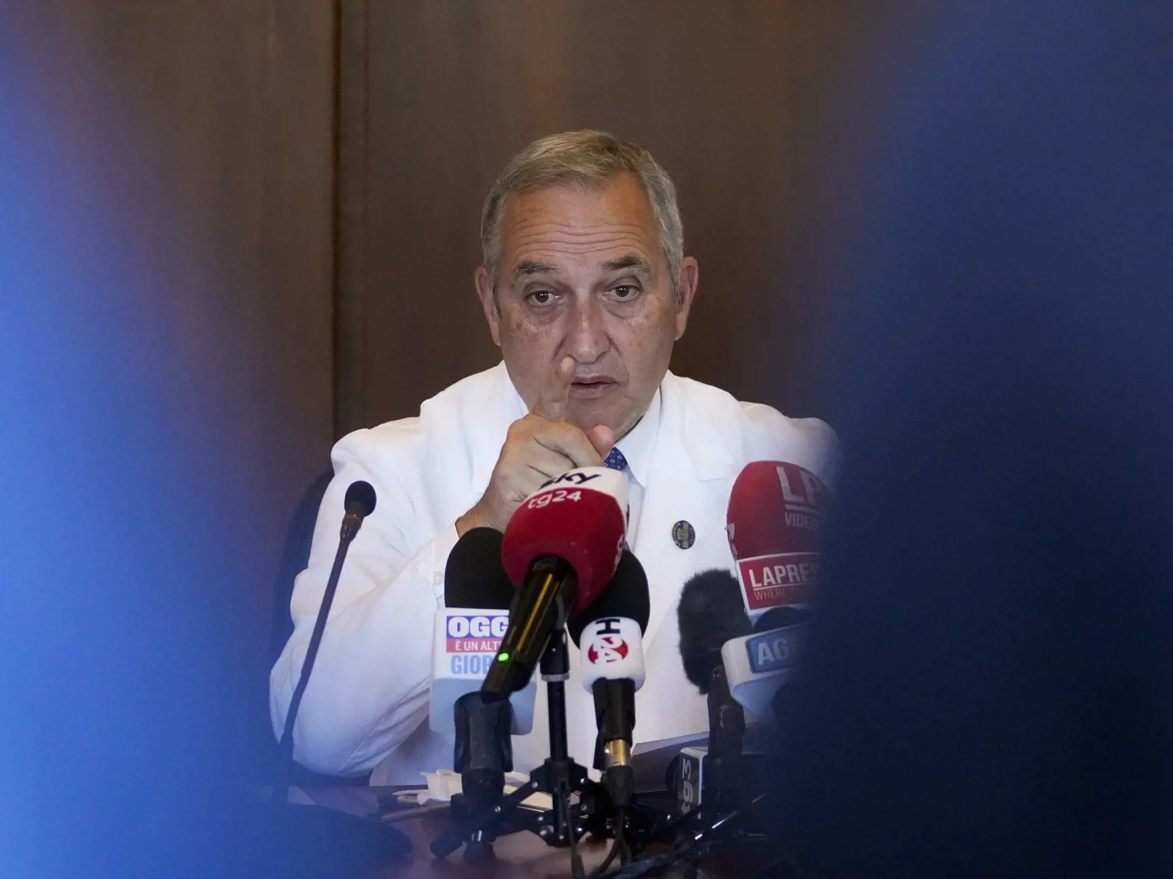 KK12 Rím - Na snímke Francesco Vaia, riaditeľ rímskej nemocnice Spalazanni, hovorí počas tlačovej konferencie v Ríme 20. mája 2022. Vaia informoval, že v nemocnici v Spallanzani boli potvrdené a izolované tri prípady opičích kiahní u dvoch pacientov, ktorí cestovali na Kanárske ostrovy, a u jedného pacienta do Viedne. FOTO TASR/AP
Spallanzani infectious disease hospital director Francesco Vaia talks to reporters during a press conference, in Rome, Friday, May 20, 2022. Vaia said that three cases