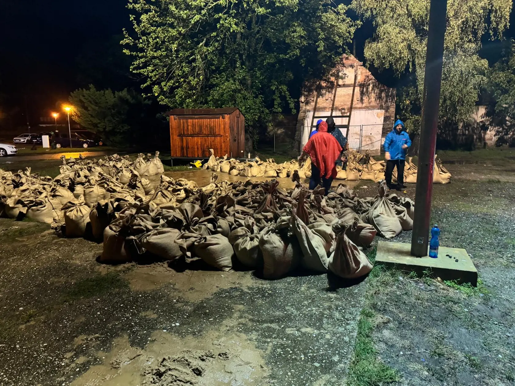 Takto sa včera večer mesto Stupava pripravovalo na hroziacu povodeň.