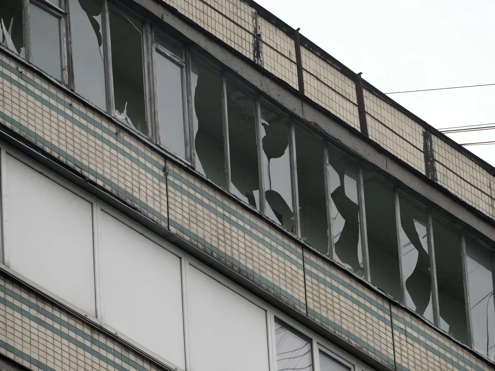 KK12 Kyjev - Na snímke rozbité okná na budove po ostreľovaní ruskej armády v Kyjeve vo štvrtok 24. februára 2022. Ruské jednotky spustili očakávaný útok na Ukrajinu. Vo štvrtok pred úsvitom bolo počuť výbuchy v ukrajinských mestách - Kyjev, Charkov a Odesa. Svetoví lídri kritizovali začiatok ruskej invázie, ktorá by mohla spôsobiť obrovské straty na životoch a zvrhnúť demokraticky zvolenú ukrajinskú vládu. FOTO TASR/AP  

Broken windows are seen after Russian shelling in Kyiv, Ukraine, Thursday,
