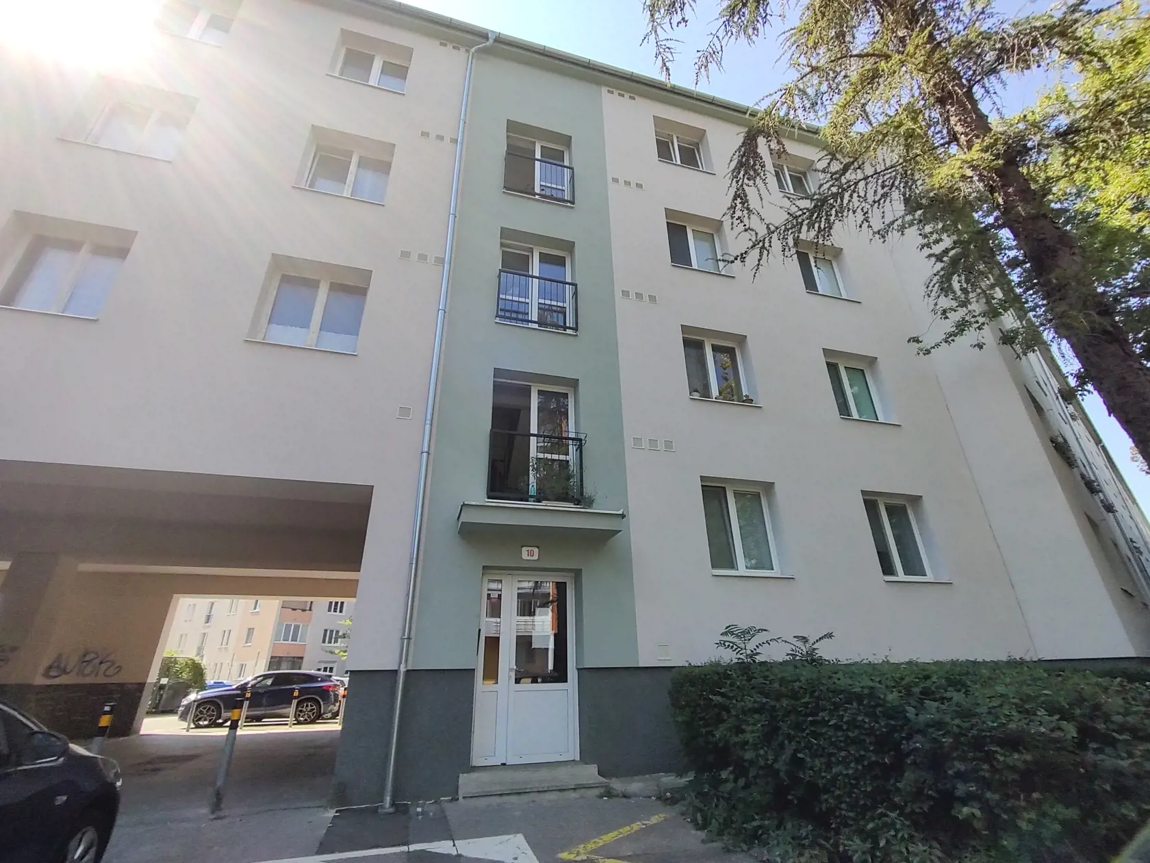 Byt na Tokajíckej ulici. Policajti ho označili za miesto činu. Vladimír (†34, ktorý tam býval so svojou mamou, zavraždil susedu. Tá bola od vlaňajšej jesene nezvestná. Susedia však tvrdia, že nezvestný je aj jeho otec. Má aj jeho na svedomí? Odpoveď na túto otázku zrejme dá až ďalšie policajné vyšetrovanie.