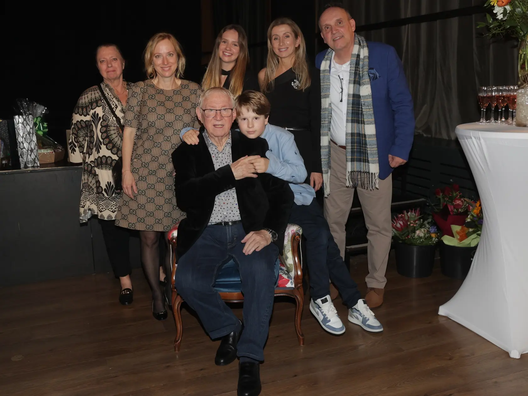 Herec Karol Čálik oslávil okrúhlu 80-ku po predstavení Mačky v divadle Nová Scéna. Na snímke s milovanou rodinou - manželkou (vľavo), dcérou, synom a vnúčatami.
