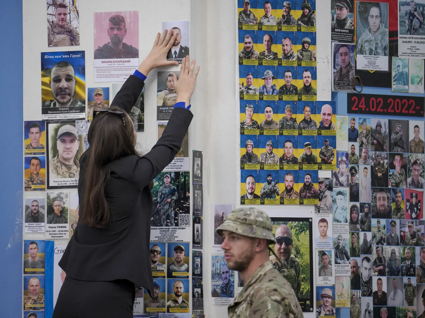 WA 69 Kyjev - Žena pripevňuje fotografiu padlého ukrajinského vojaka na Múr pamäti, ktorý pripomína padlých príslušníkov ukrajinskej armády v Kyjeve v pondelok 1. apríla 2024. FOTO TASR/AP

A woman places a photograph of a fallen Ukrainian serviceman on the Memory Wall, commemorating fallen Ukrainian military members, in Kyiv Ukraine, Monday, April 1, 2024. (AP Photo/Vadim Ghirda)