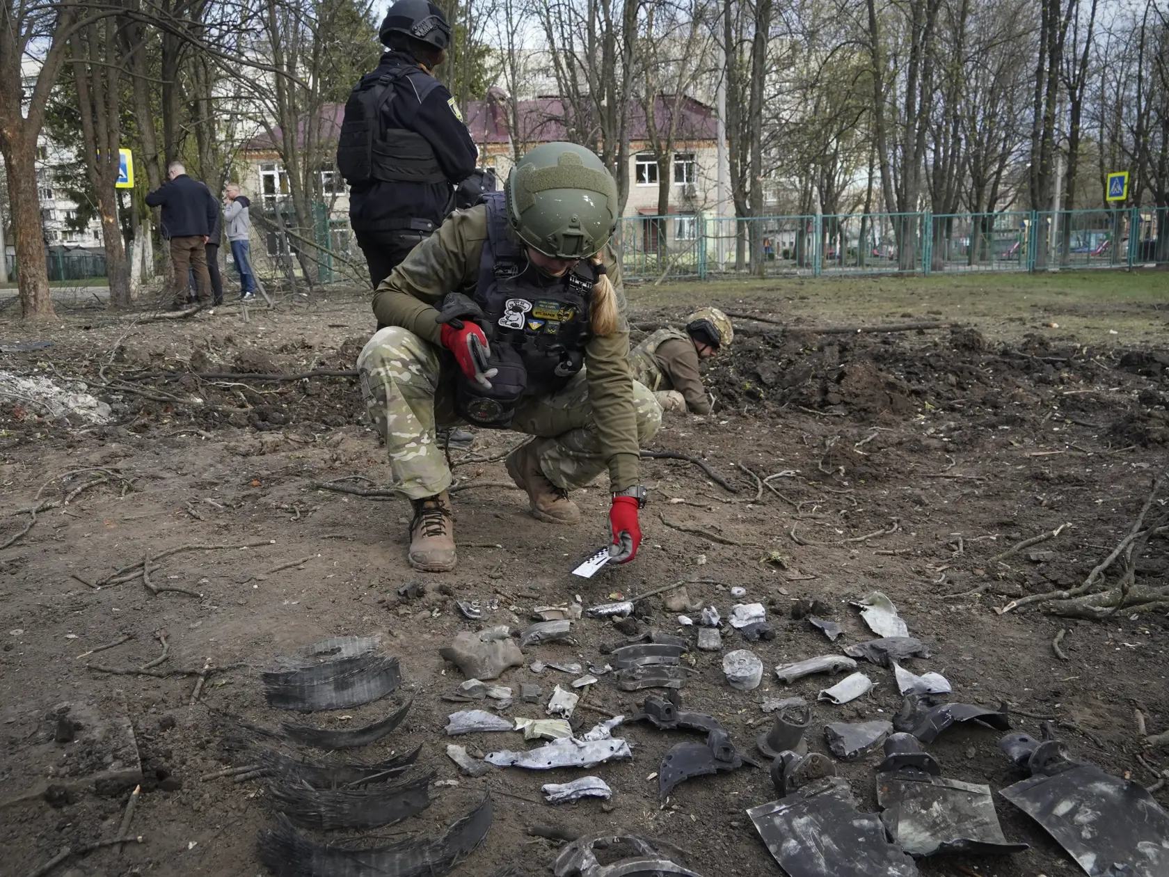 WA 2 Charkov - Vojenský expert skúma miesto ruského bombového útoku, pri ktorom zahynulo niekoľko ľudí v meste Charkov na východe Ukrajiny v sobotu 6. apríla 2024. FOTO TASR/AP


A military expert examines the site of a Russian bombing that killed several people in Kharkiv, Ukraine, Saturday, April 6, 2024. (AP Photo/Andrii Marienko)