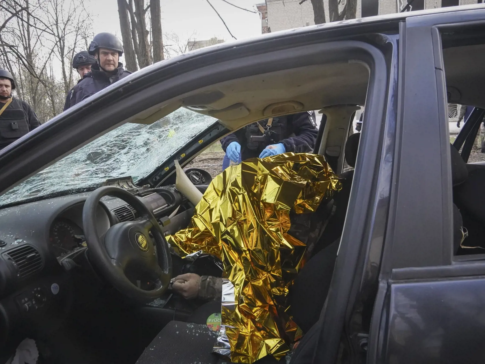 WA 4 Charkov - Prikryté telo obete sa nachádza v aute po útoku ruskej armády v meste Charkov na východe Ukrajiny v sobotu 6. apríla 2024. FOTO TASR/AP


A dead body is seen in a car after a Russian bombing in Kharkiv, Ukraine, Saturday, April 6, 2024. (AP Photo/Andrii Marienko)