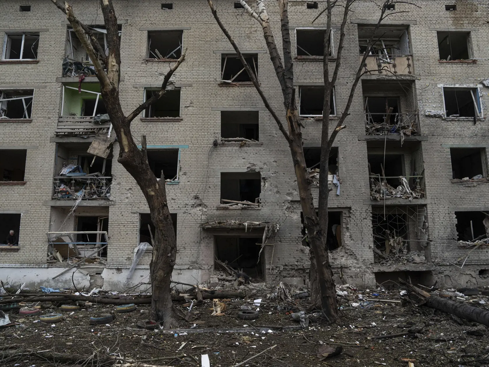 KK9 Lukianci - Obytná budova je značne poškodená po ruskom nálete v dedine Lukianci  v Charkovskej oblasti v utorok 16. apríla 2024. FOTO TASR/AP
A residential building is seen heavily damaged following a Russian airstrike in Lukiantsi, Kharkiv region, Ukraine, on Tuesday, April 16, 2024. (AP Photo/Evgeniy Maloletka)