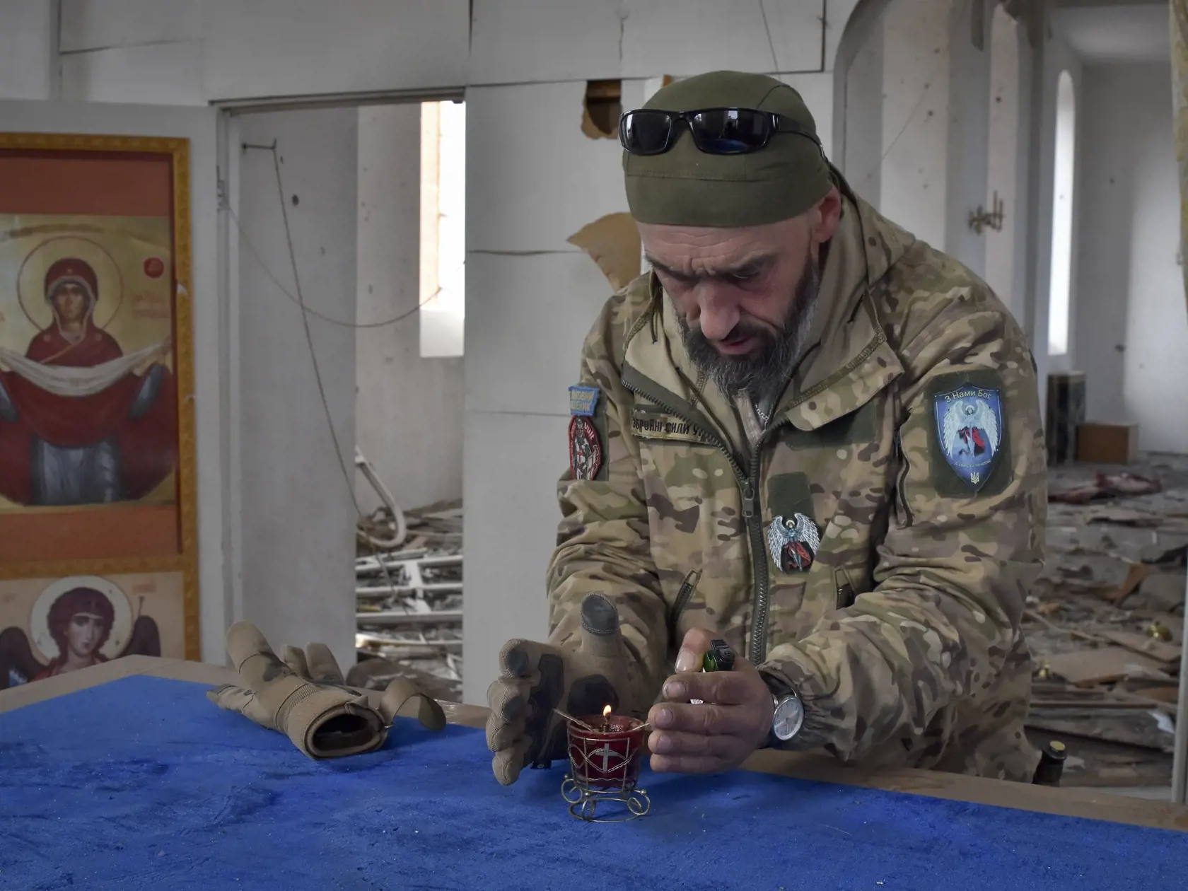WA 29 Orichiv - Ukrajinský vojak zapaľuje sviečku v kostole zničenom po leteckom útoku ruskej armády v meste Orichiv, ktoré sa nachádza na frontovej línii v ukrajinskej Záporožskej oblasti v piatok 5. apríla 2024. FOTO TASR/AP 


A Ukrainian serviceman lights a candle in a church damaged in the Russian air raid in the town of Orikhiv, Zaporizhzhia region, Ukraine, Friday, Apr. 5, 2024. (AP Photo/Andriy Andriyenko)