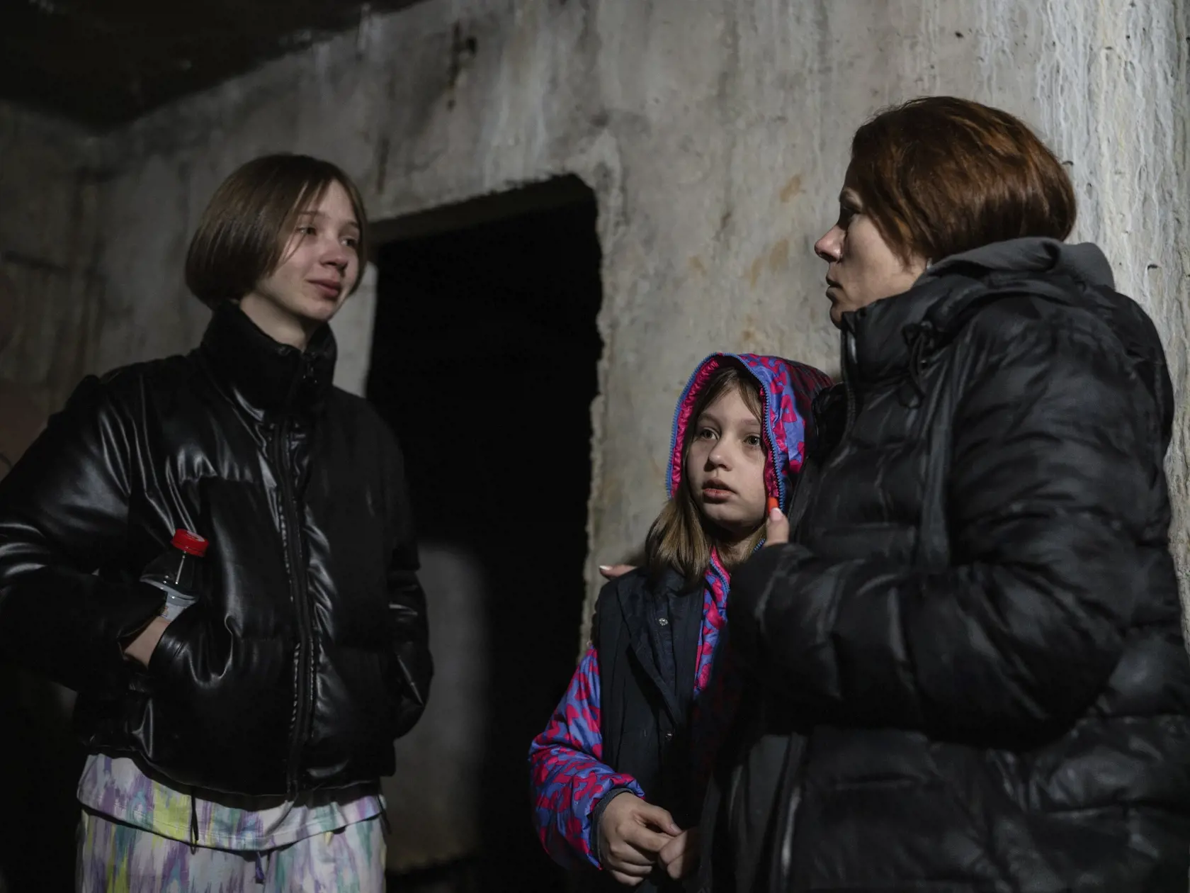 WA 18 Charkov - Sedemnásťročná Polina a jej 9-ročná sestra sa ukrývajú v pivnici obytného domu počas leteckého poplachu po ruskom útoku na ukrajinské mesto Charkov v skorých ranných hodinách v sobotu 6. apríla 2024.  Pri nočných útokoch zahynulo v Charkove najmenej šesť ľudí, ďalších najmenej 10 osôb utrpelo zranenia spôsobené výbuchmi a črepinami, uviedol gubernátor Charkovskej oblasti Oleh Sinehubov.  Poškodené boli výškové budovy, čerpacia stanica, obchod a auto. FOTO TASR/AP

Polina, 17 and 