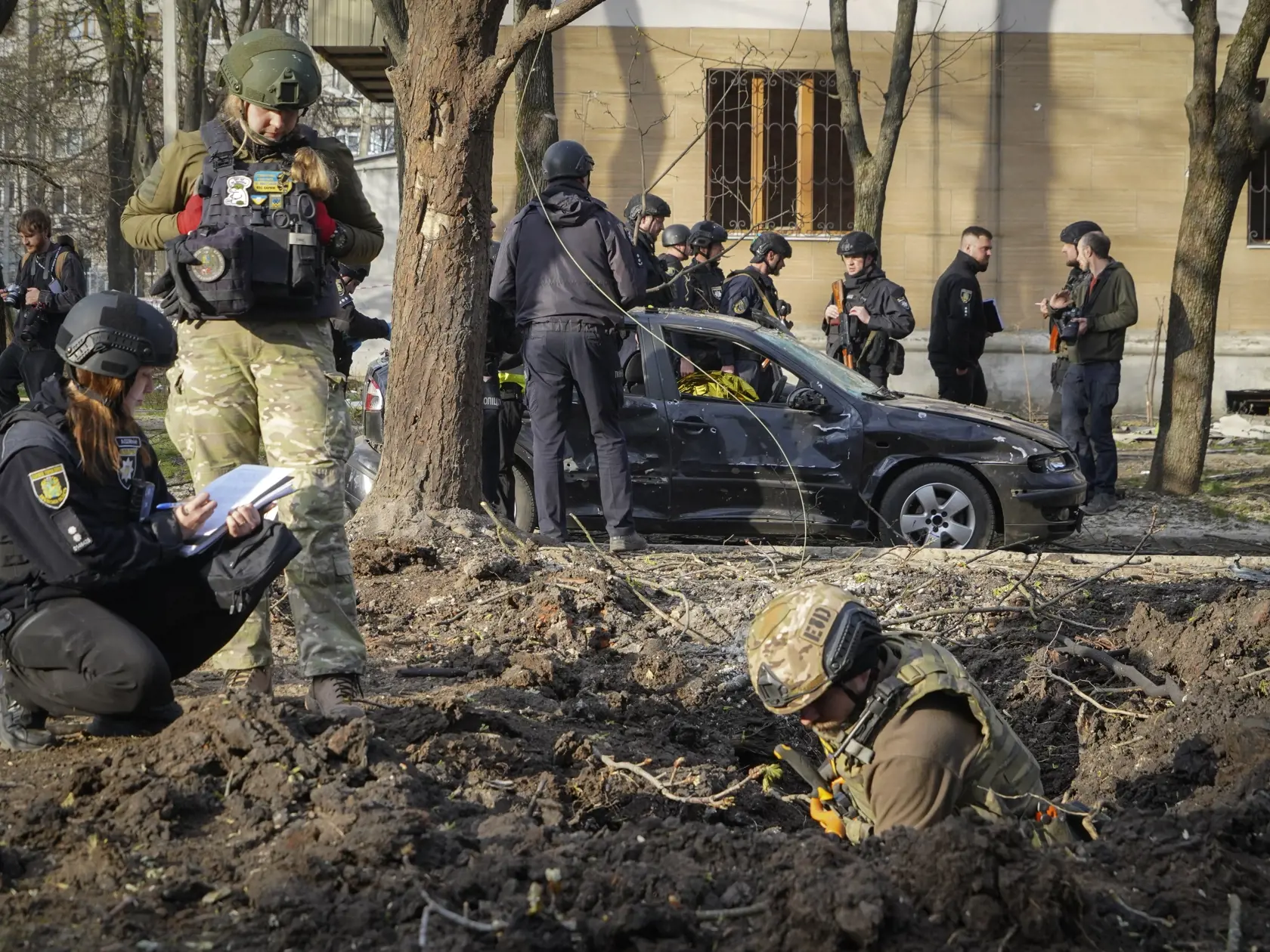 WA 1 Charkov - Vojenskí experti skúmajú miesto ruského bombového útoku, pri ktorom zahynulo niekoľko ľudí v meste Charkov na východe Ukrajiny v sobotu 6. apríla 2024. FOTO TASR/AP


Military experts examine the site of a Russian bombing that killed several people in Kharkiv, Ukraine, Saturday, April 6, 2024. (AP Photo/Andrii Marienko)