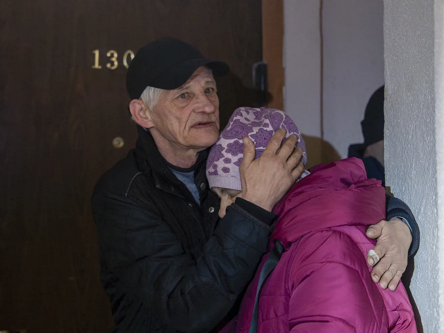 WA 16 Charkov - Manželský pár, ktorý sa skrýva na prvom poschodí obytného domu, sa objíma počas  sirény po ruskom útoku na ukrajinské mesto Charkov v sobotu 6. apríla 2024.  Pri nočných útokoch zahynulo v Charkove najmenej šesť ľudí, ďalších najmenej 10 osôb utrpelo zranenia spôsobené výbuchmi a črepinami, uviedol gubernátor Charkovskej oblasti Oleh Sinehubov.  Poškodené boli výškové budovy, čerpacia stanica, obchod a auto. FOTO TASR/AP

Husband comforts Liubov, 67, while they are hiding on a fi