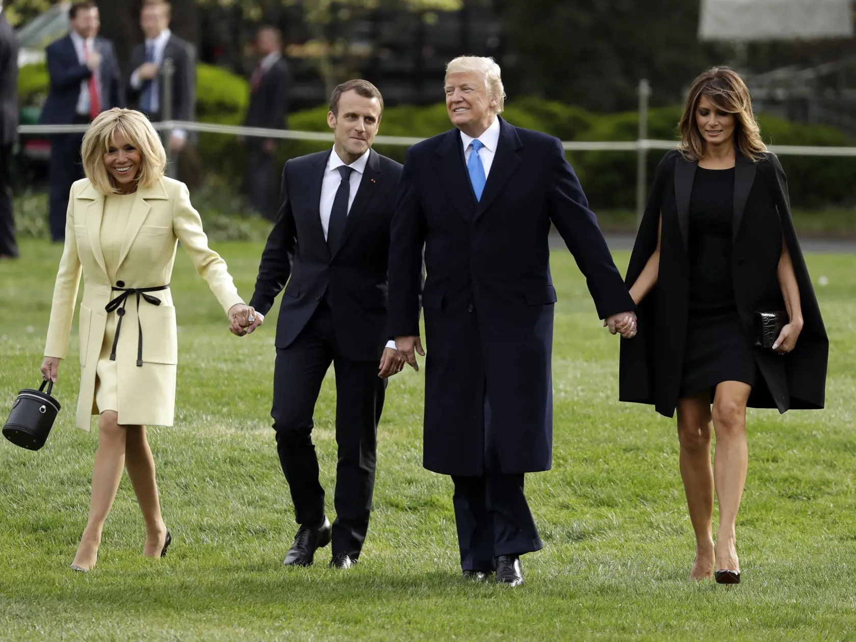 KK10 Washington - Americký prezident Donald Trump (tretí vľavo), francúzsky prezident Emmanuel Macron, prvá dáma USA Melania Trumpová (vpravo) a manželka francúzskeho prezidenta Brigitte Macronová sa prechádzajú 23. apríla 2018 v Bielom dome vo Washingtone. FOTO TASR/AP
President Donald Trump and first lady Melania Trump walk on the South Lawn with French President Emmanuel Macron and his wife Brigitte Macron at the White House, Monday, April 23, 2018, in Washington. (AP Photo/Evan Vucci)