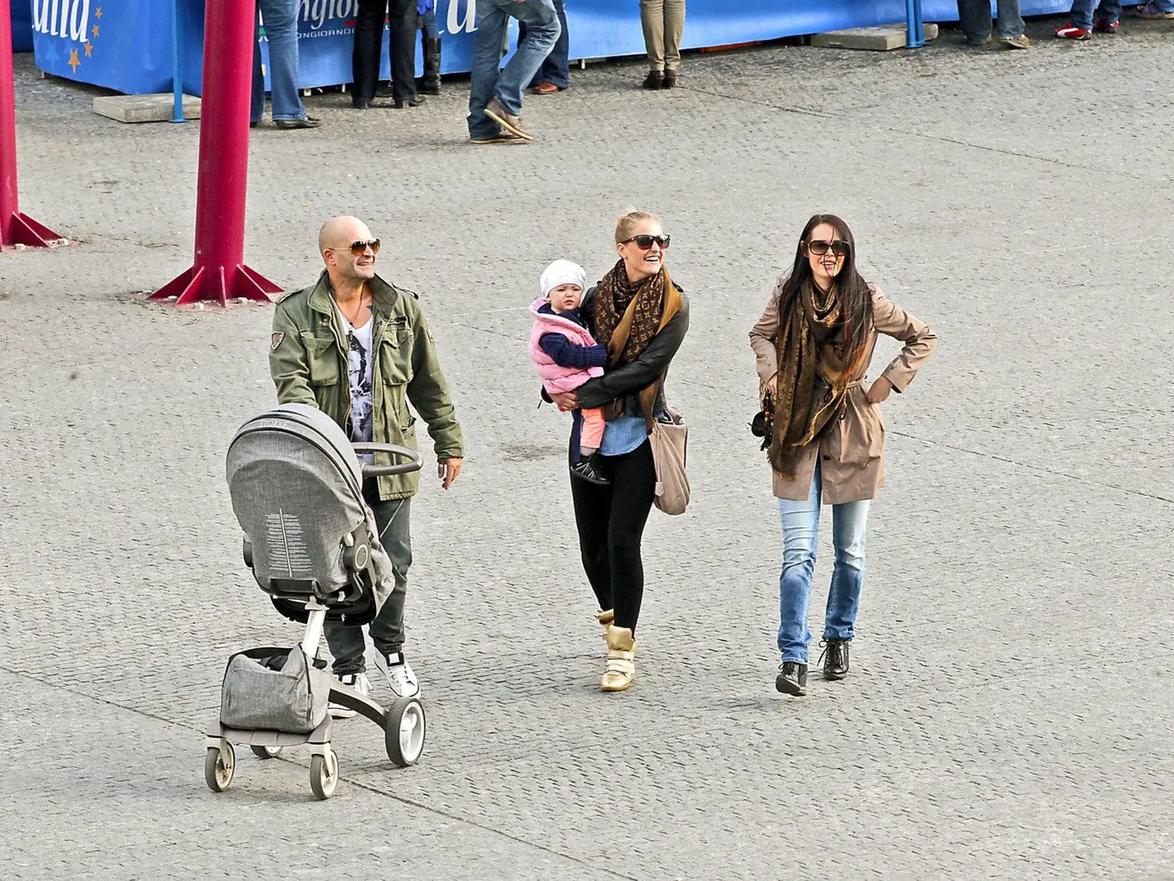 Romana (v strede) si spolu s kamarátmi