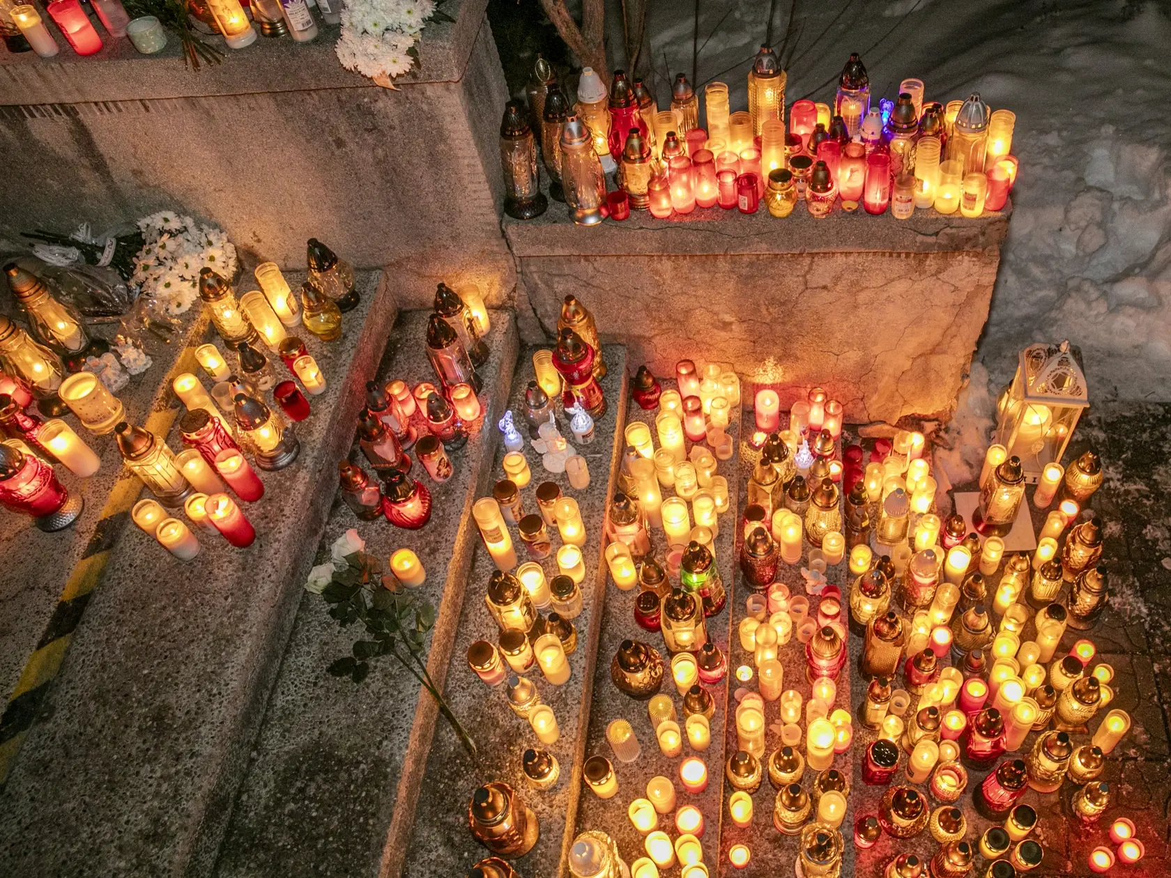 Miestni si pred gymnáziom v Spišskej Starej Vsi spomínajú na žiačku Alenku a učiteľku Máriu.