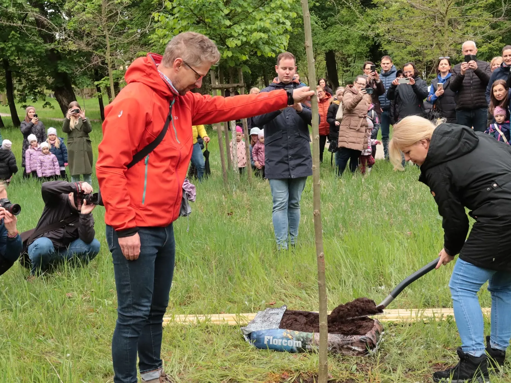 Rok 2024: Pamätný strom zasadila prezidentka aj v zámockom parku v Malackách. „Dúfam, že sa mu bude dariť rovnako ako 500-ročnému Pálffyovskému dubu, ktorý vyhral anketu strom roka 2023,“ vyslovila želanie Čaputová.