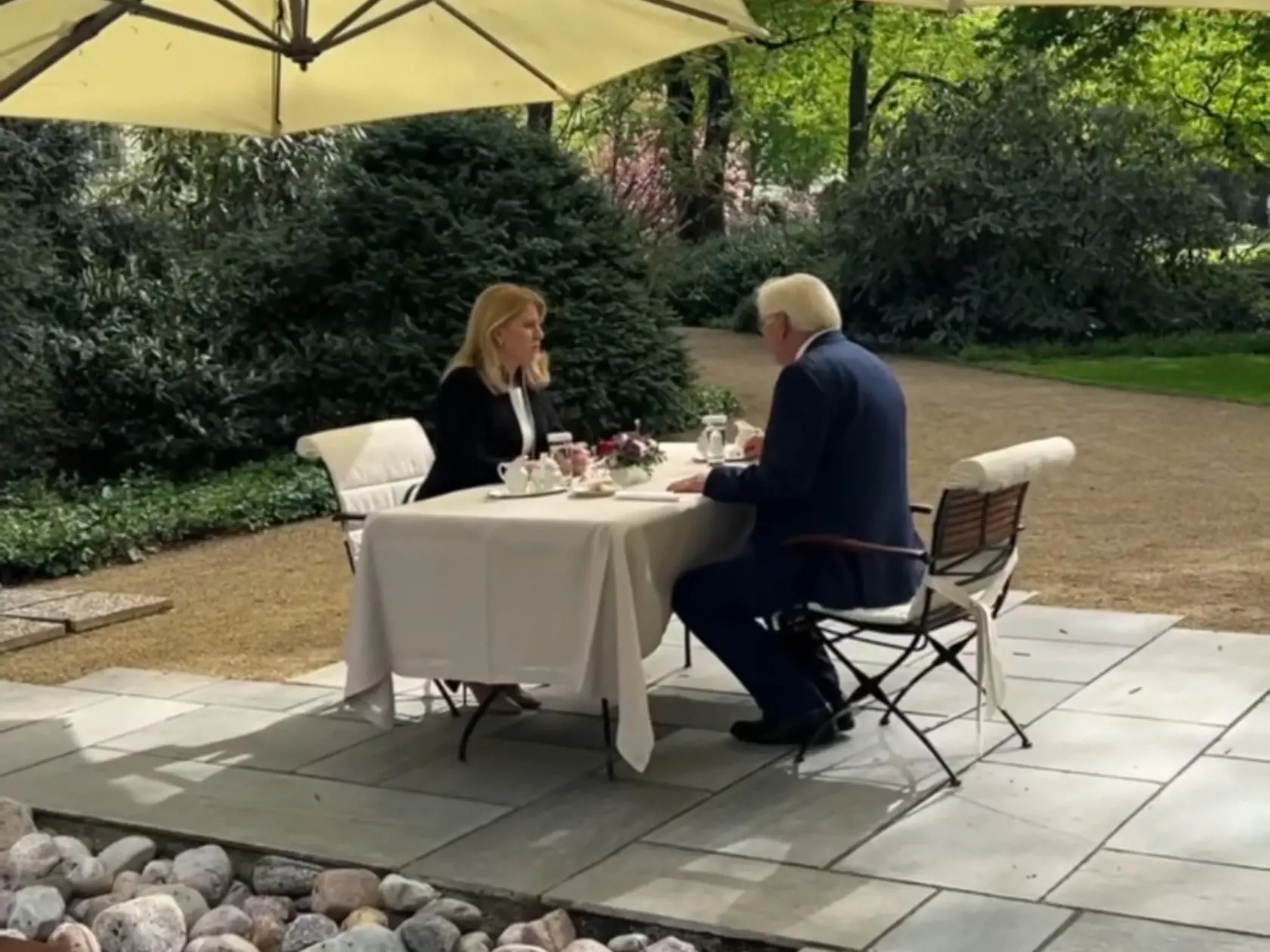 Zuzana Čaputová na rozlúčkovej návšteve v Berlíne, kde si vychutnala posedenie v krásnej záhrade.