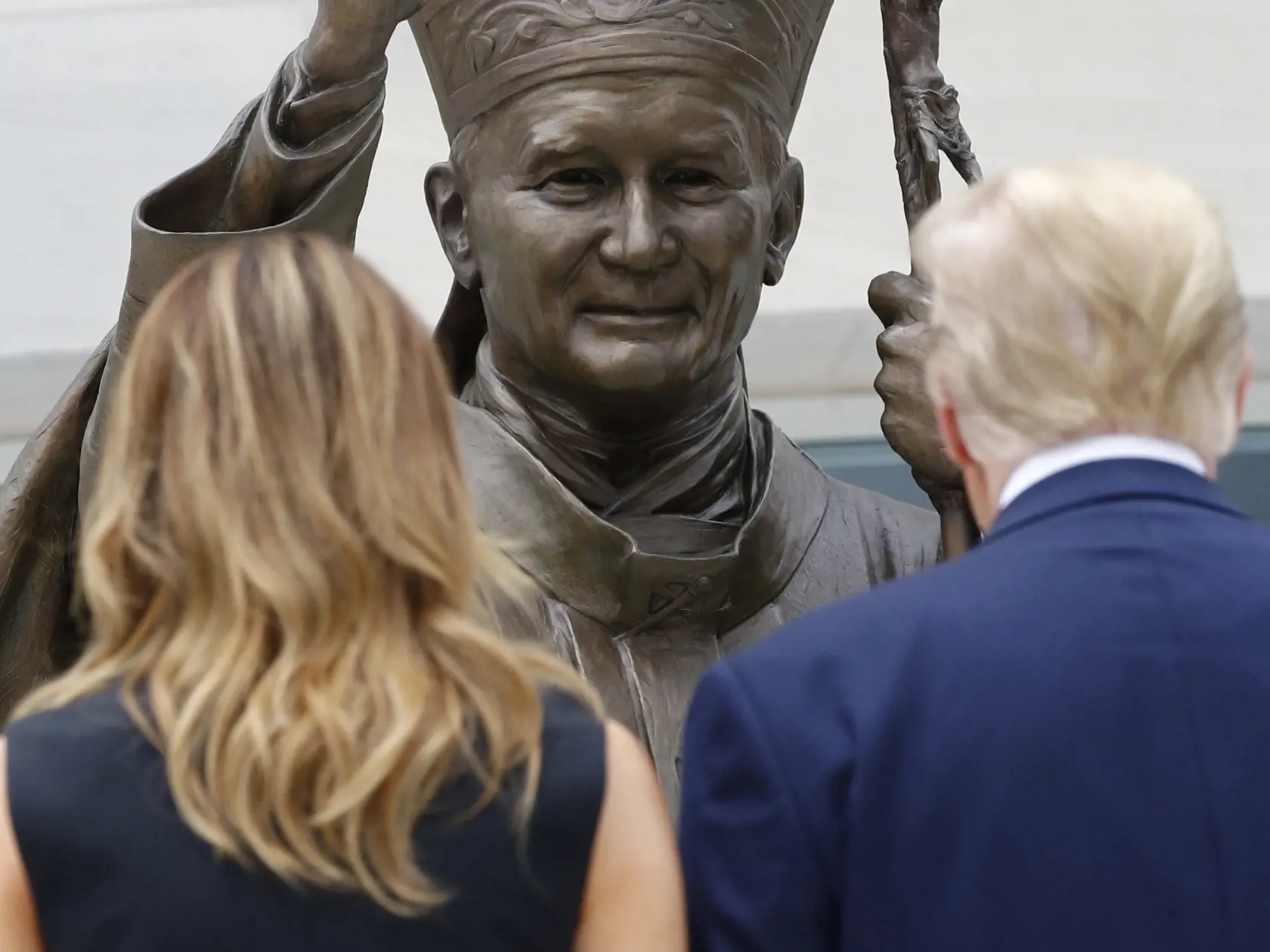 WA 13 Washington - Americký prezident Donald Trump a manželka Melania počas návštevy svätyne pápeža Jána Pavla II. vo Washingtone v utorok 2. júna 2020. FOTO TASR/AP   


President Donald Trump and first lady Melania Trump visit Saint John Paul II National Shrine, Tuesday, June 2, 2020, in Washington. (AP Photo/Patrick Semansky)