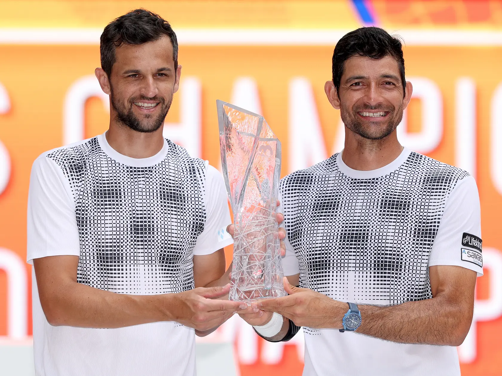 Mate Pavič (vľavo) a Marcelo Arevalo pózujú s trofejou po zisku titulu na turnaji v Miami 2025.