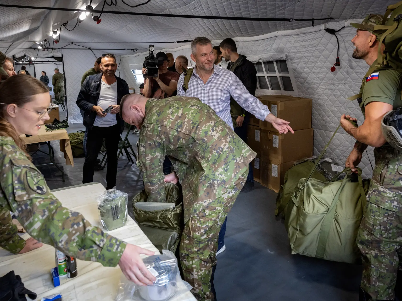 Národné obranné sily - nástup účasntíkov prvého dvojtýždňového turnusu, ktorého sa zúčastnil aj prezident Slovenskej republiky Peter Pellegrini a minister vnútra SR Robert Kaliňák. Na snímke je Peter Pellegrini a zápasník MMA Attila Végh.
