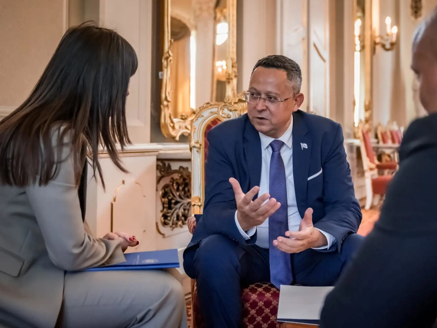 Ladislav Kamenický sa na Úrade vlády Slovenskej republiky zúčastnil oficiálneho prijatia predsedu vlády Moldavskej republiky Dorina Receana. Súčasťou jeho delegácie bola aj ministerka financií Victoria Belous, s ktorou mal samostatné pracovné rokovanie.