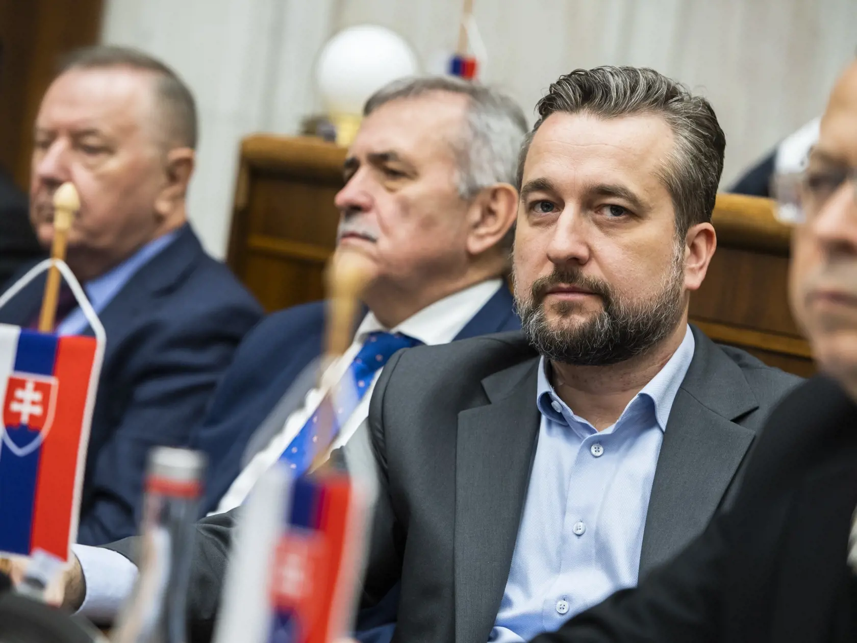 29. november 2022: Na snímke poslanci sprava Ladislav Kamenický, Ľuboš Blaha, Viliam Záhorčák a Stanislav Kubánek (všetci SMER-SD) počúvajú prezidentku SR Zuzanu Čaputovú, ktorá vystúpila so správou o stave Slovenskej republiky pred poslancami Národnej rady (NR) SR v Bratislave.