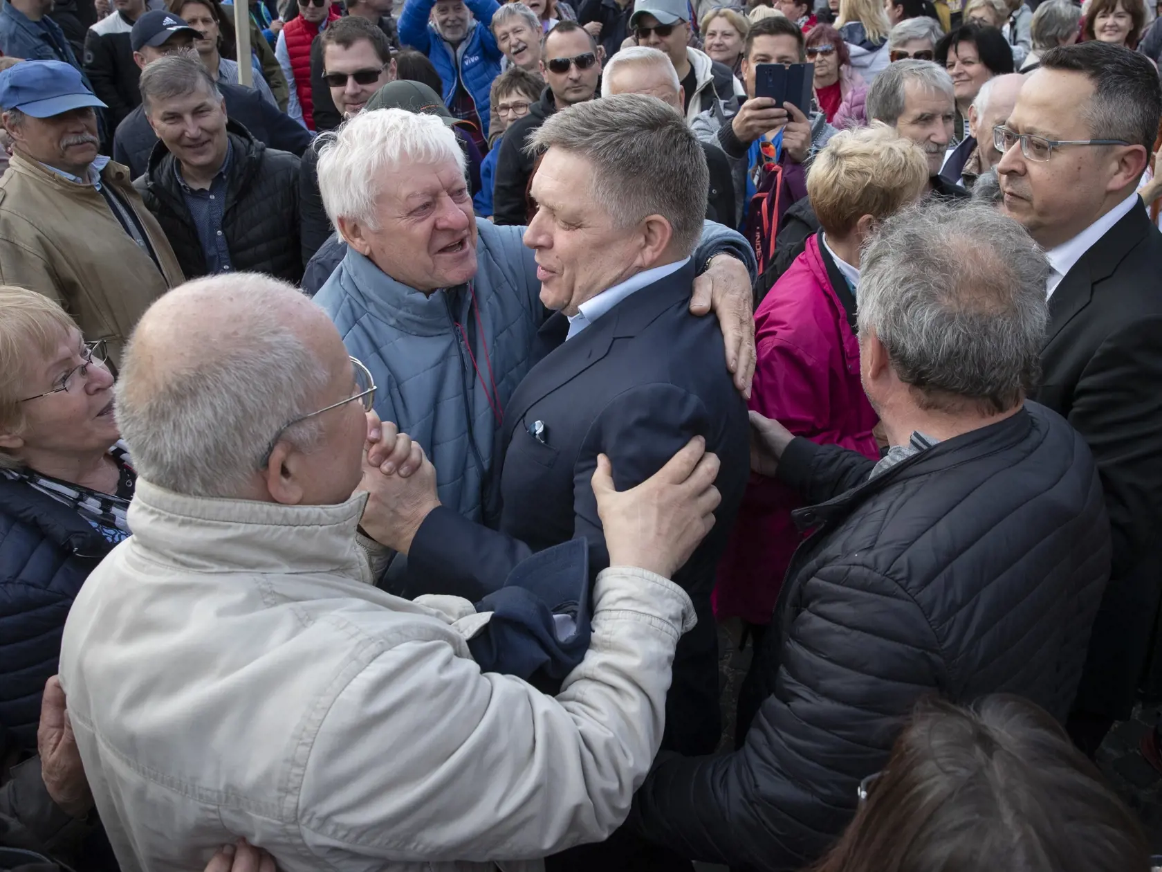 Protivládne protestné zhromaždenie prívržencov opozičnej parlamentnej strany Smer - Sociálna demokracia pred budovou Národnej rady Slovenskej republiky v Bratislave. Na snímke je Robert Fico.