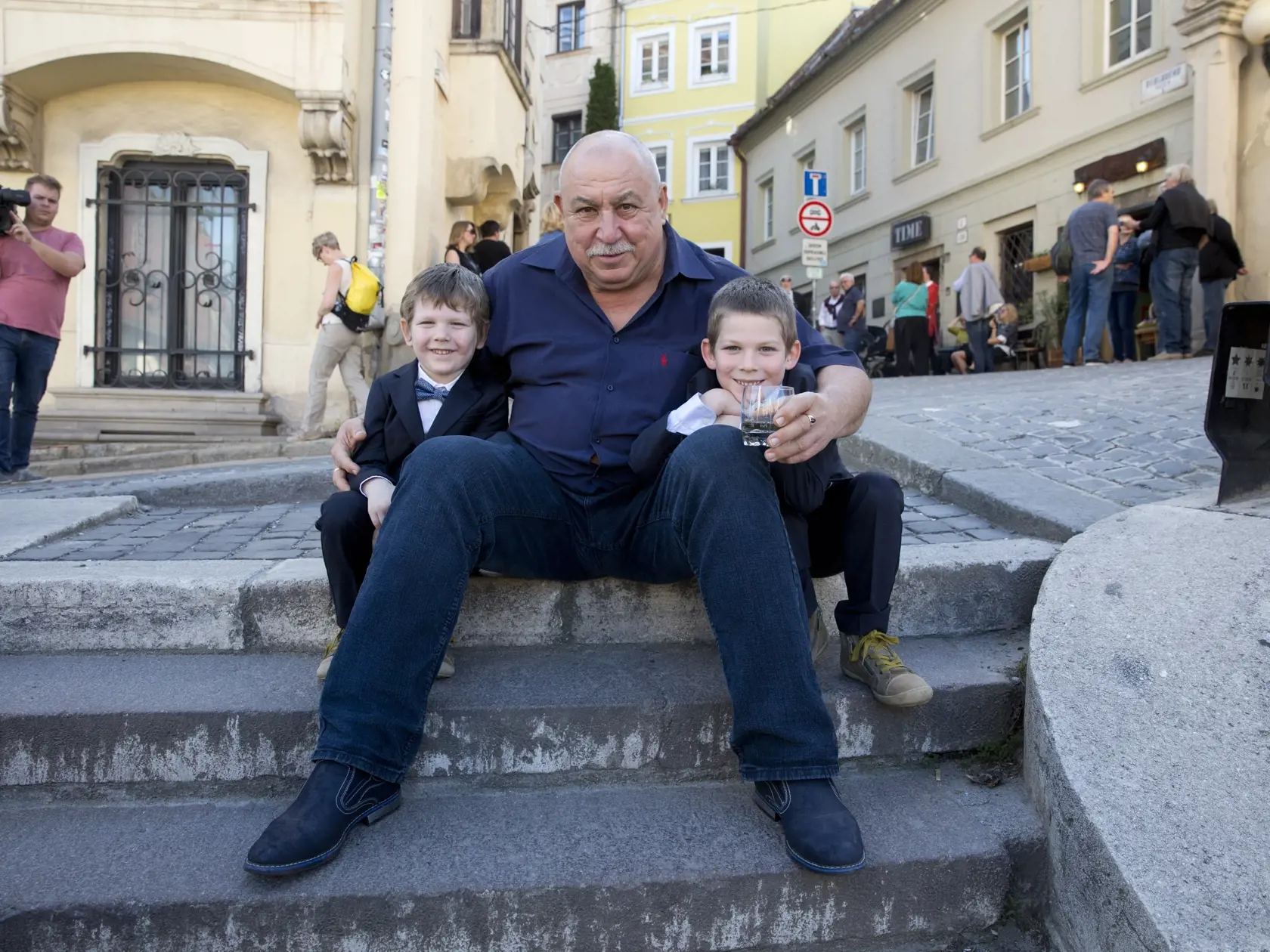 Odhalenie plastiky autora Viktora Freša  nazvanej ,, Pičus " pred Drinking gallery, patriacej rodine Hrycovcov
Na snímke Andy Hryc s vnukmi
