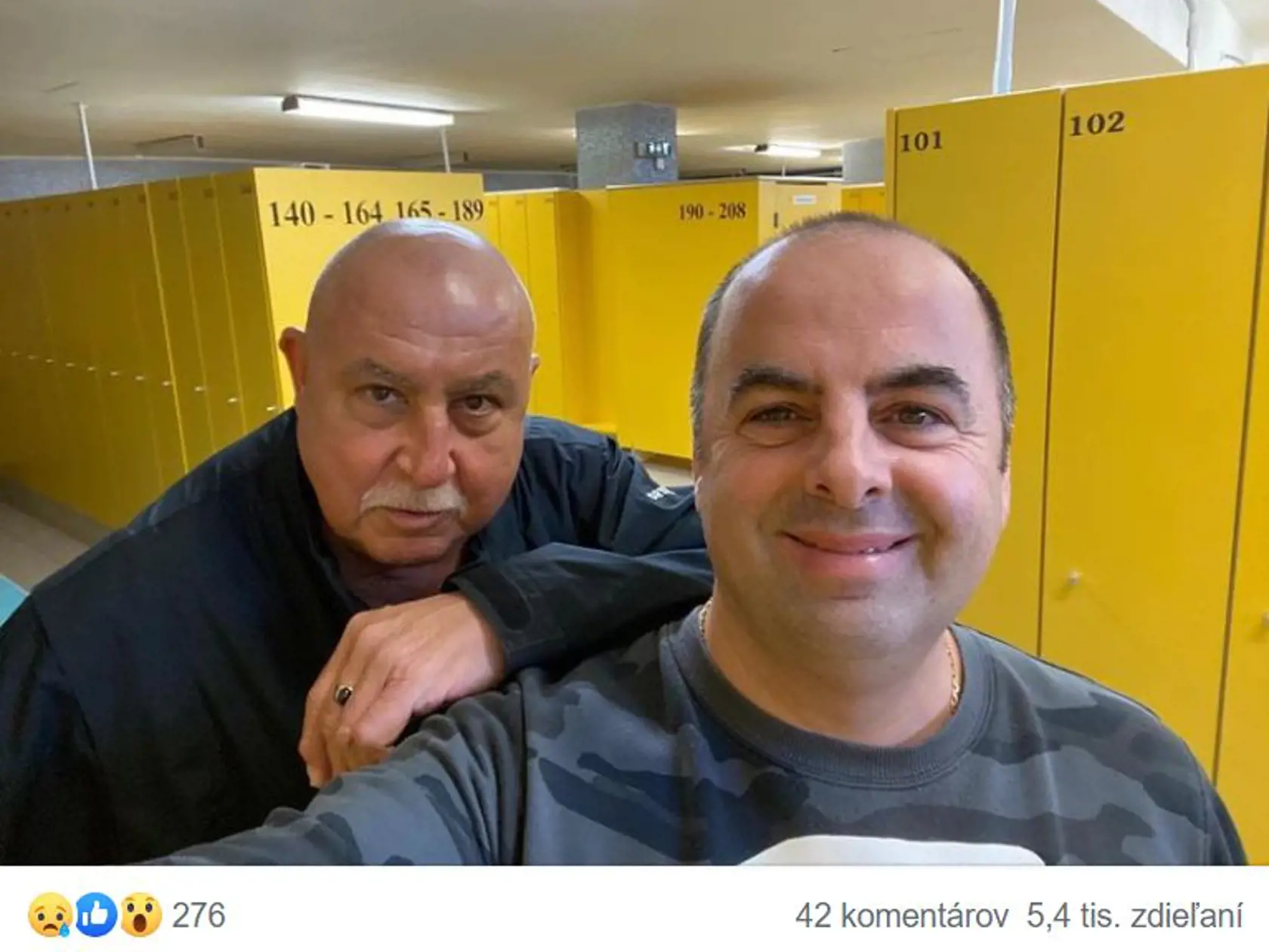 EŠTE OPÁLENÝ A PLNÝ ENERGIE Pred začiatkom pandémie si zašiel herec do plavárne a hneď tam vtipkoval s kamarátom, moderátorom Richardom Vrablecom.