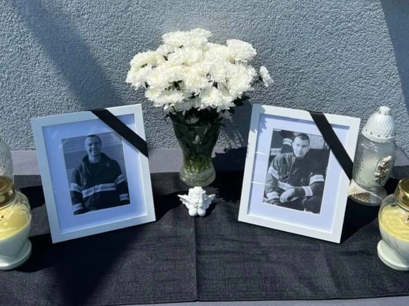 Pre hasičov Mariána a Lukáša už horia sviečky, ich kolegovia smútia a do neba im posielajú nádhernú pieseň.