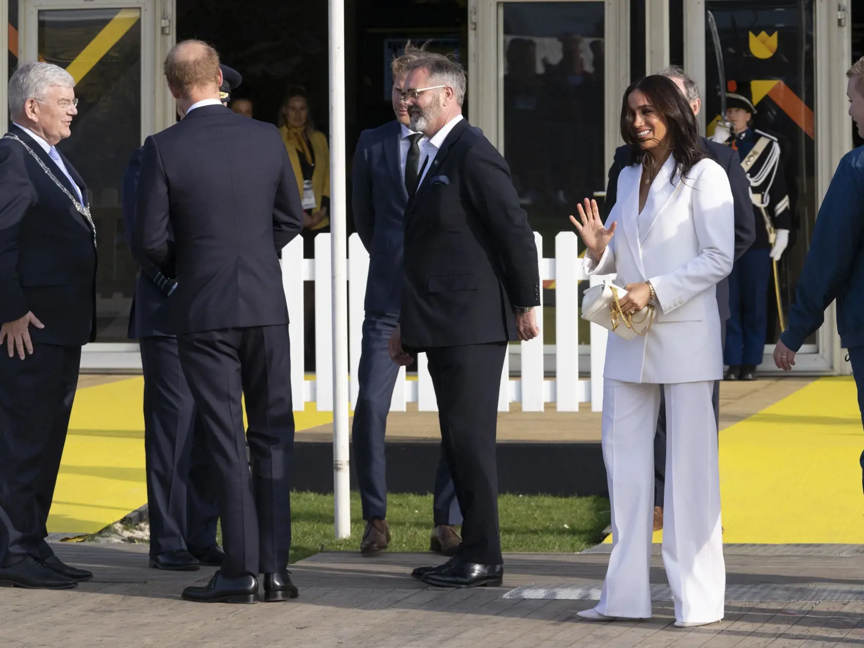 Princ Harry a Meghan Markle, vojvoda a vojvodkyňa zo Sussexu, prichádzajú do dejiska Invictus Games v Haagu.