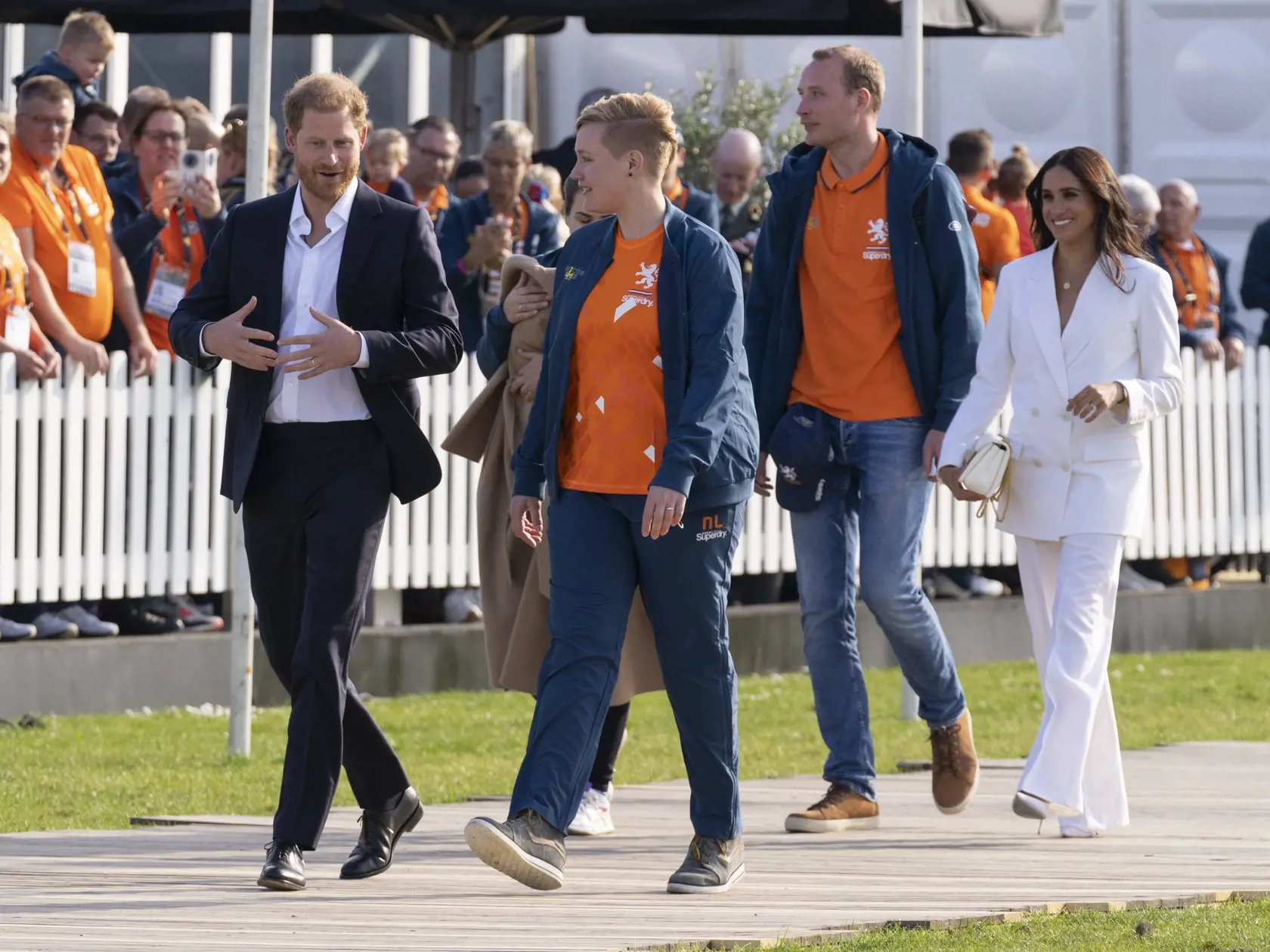 Princ Harry a Meghan Markle, vojvoda a vojvodkyňa zo Sussexu, prichádzajú do dejiska Invictus Games v Haagu.