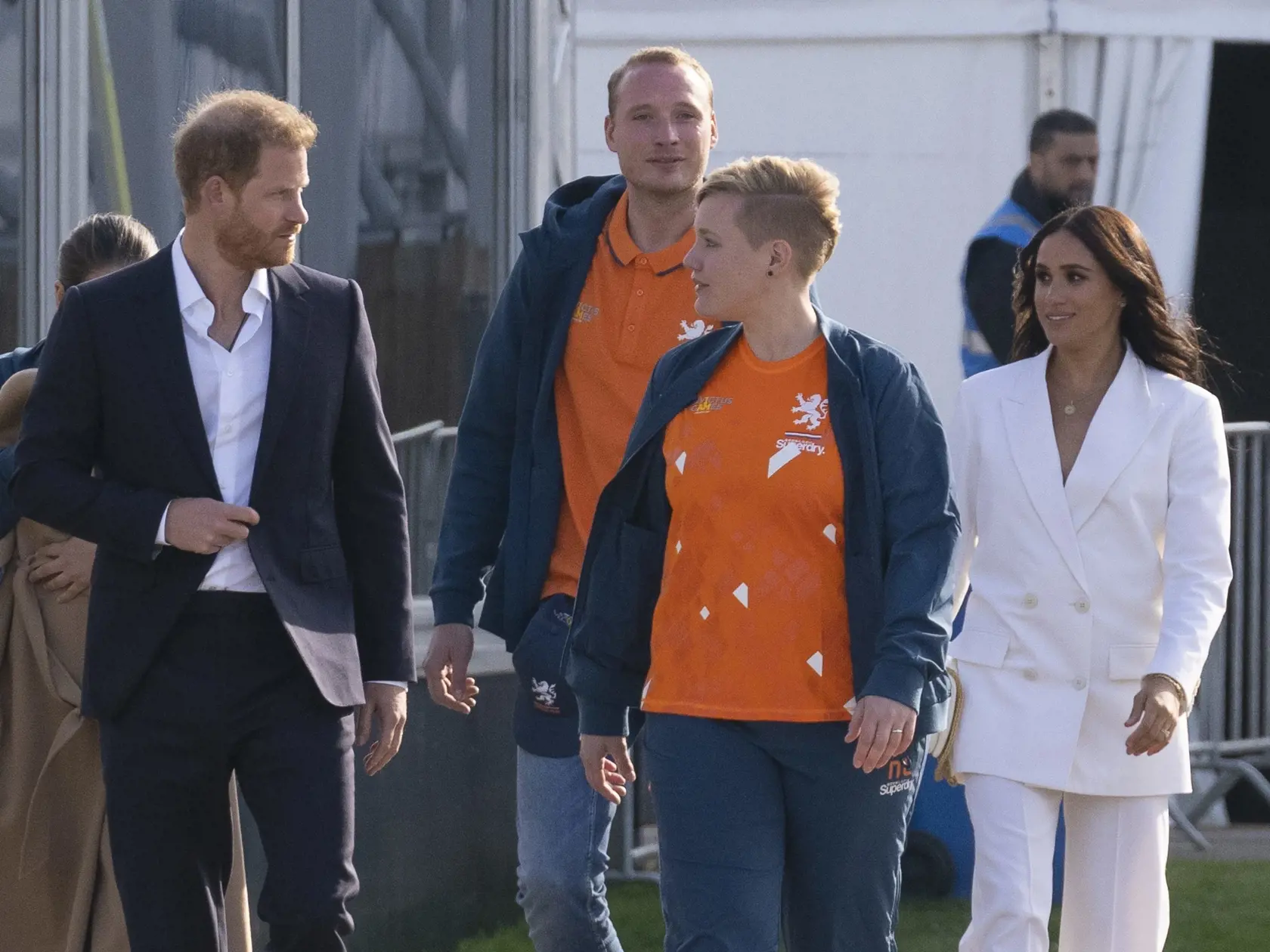 Princ Harry a Meghan Markle, vojvoda a vojvodkyňa zo Sussexu, prichádzajú do dejiska Invictus Games v Haagu.