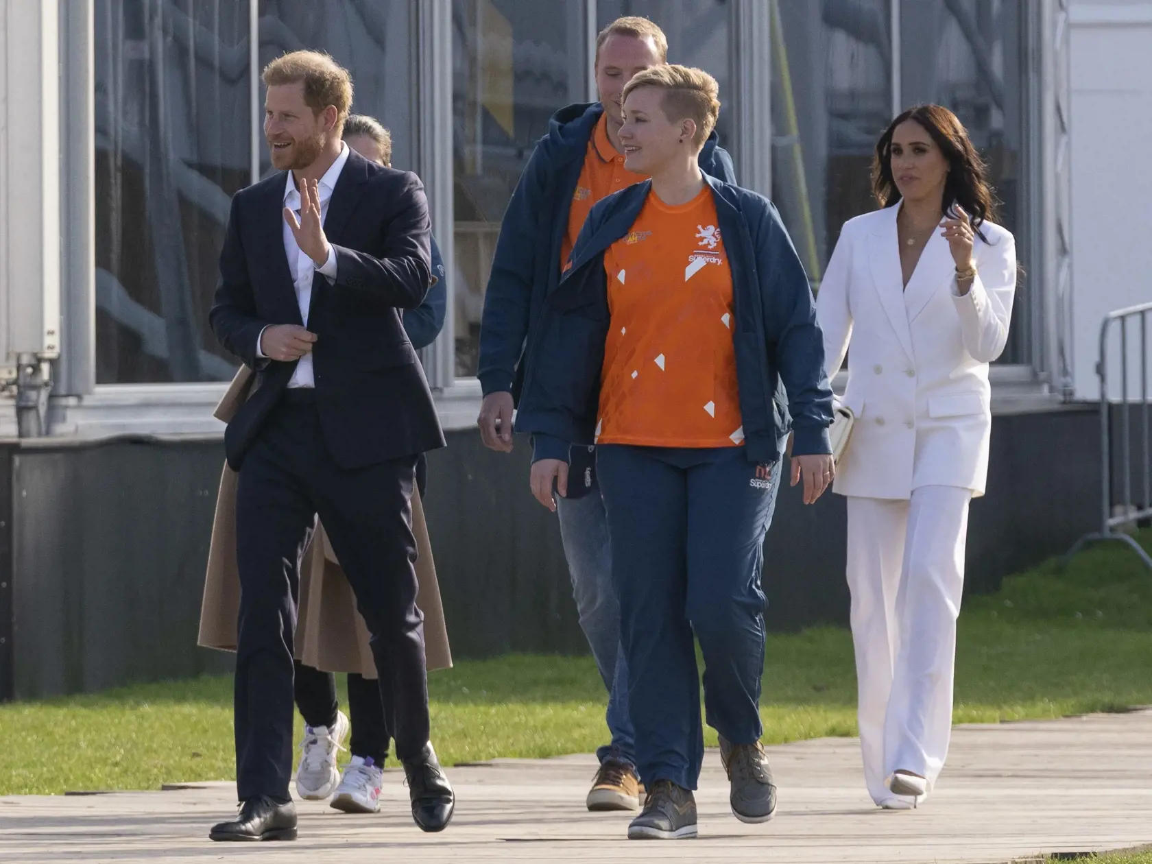 Princ Harry a Meghan Markle, vojvoda a vojvodkyňa zo Sussexu, prichádzajú do dejiska Invictus Games v Haagu.